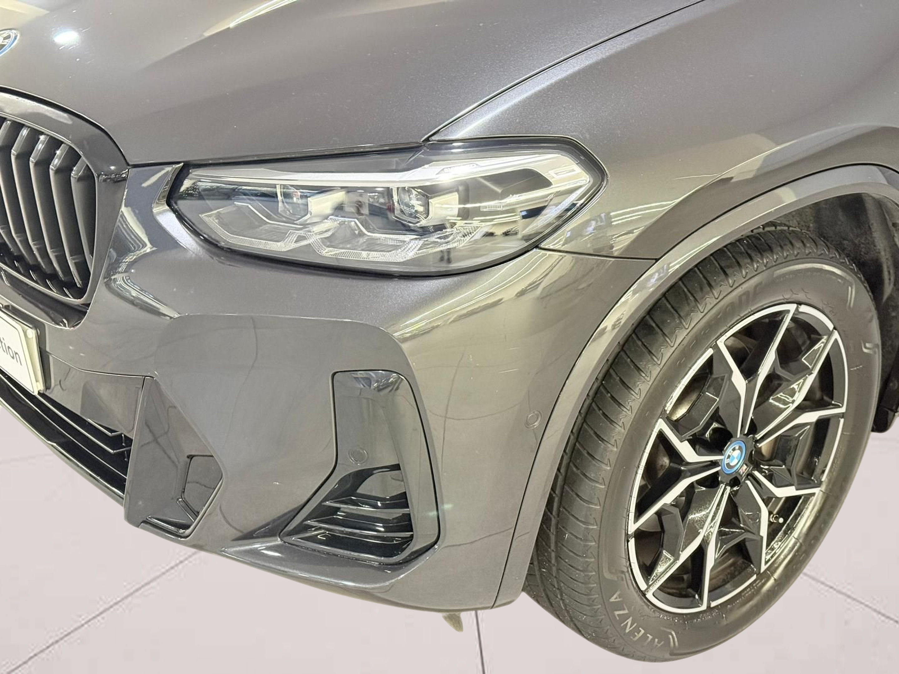 BMW X3 xDrive30e color Gris. Año 2024. 215KW(292CV). Elétrico / Gasolina Híbrido. En concesionario Santogal Carnaxide de Oeiras