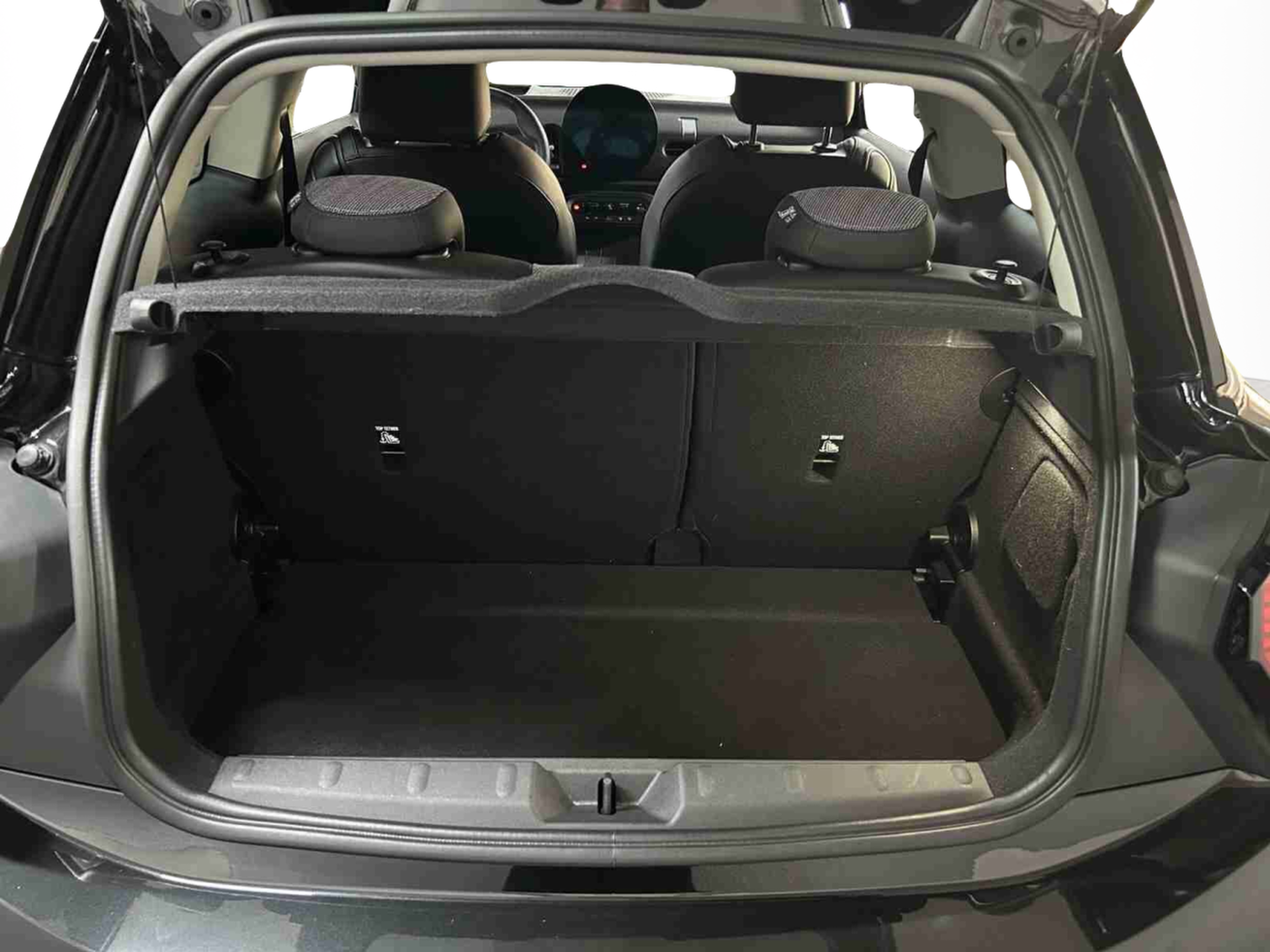 fotoG 3 del MINI MINI 3 Portas Cooper C 115 kW (156 CV) 156cv Gasolina de 2024 em Oeiras