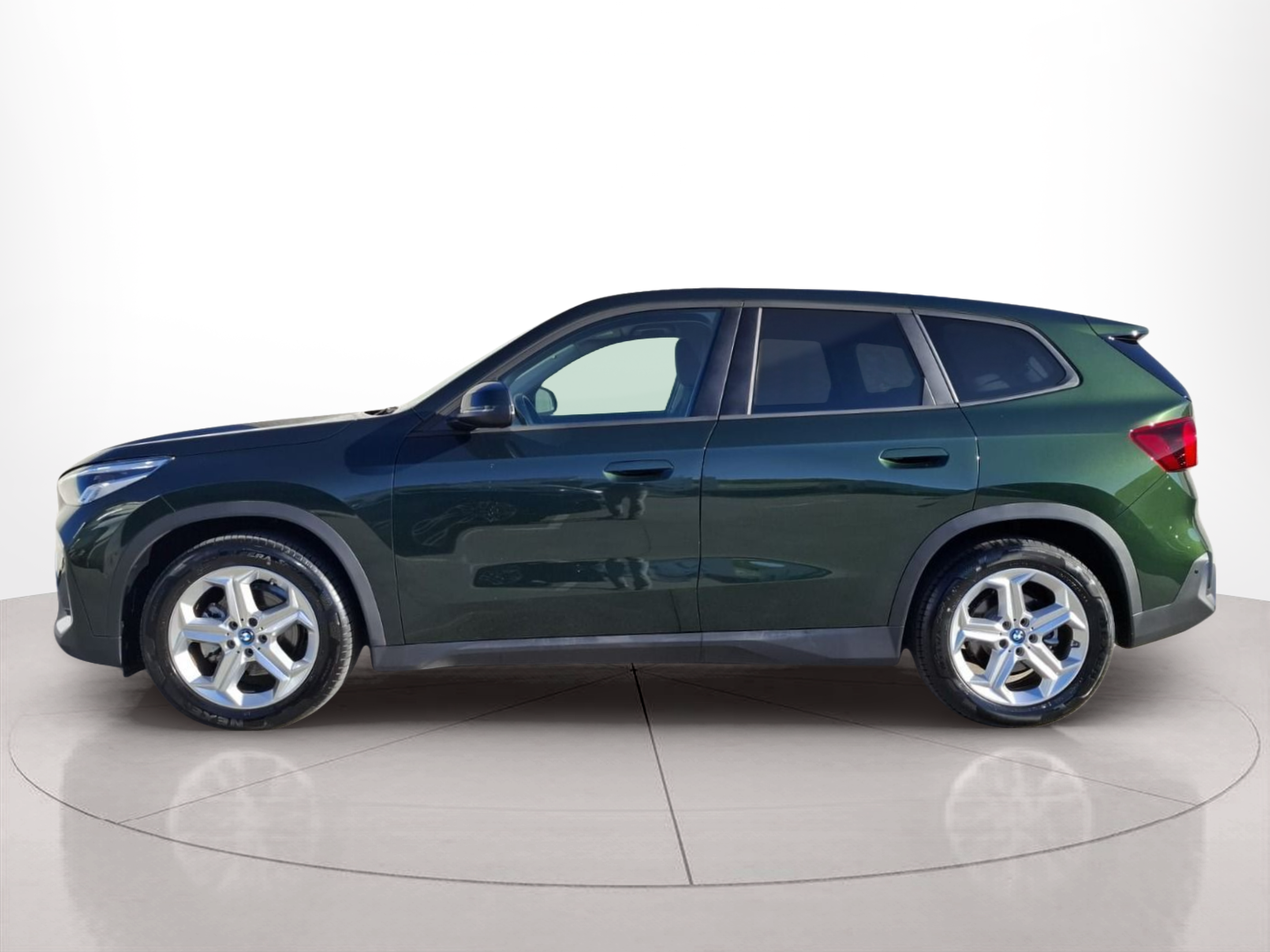 BMW iX1 eDrive20 color Verde. Año 2024. 150KW(204CV). Elétrico. En concesionario Santogal Carnaxide de Oeiras