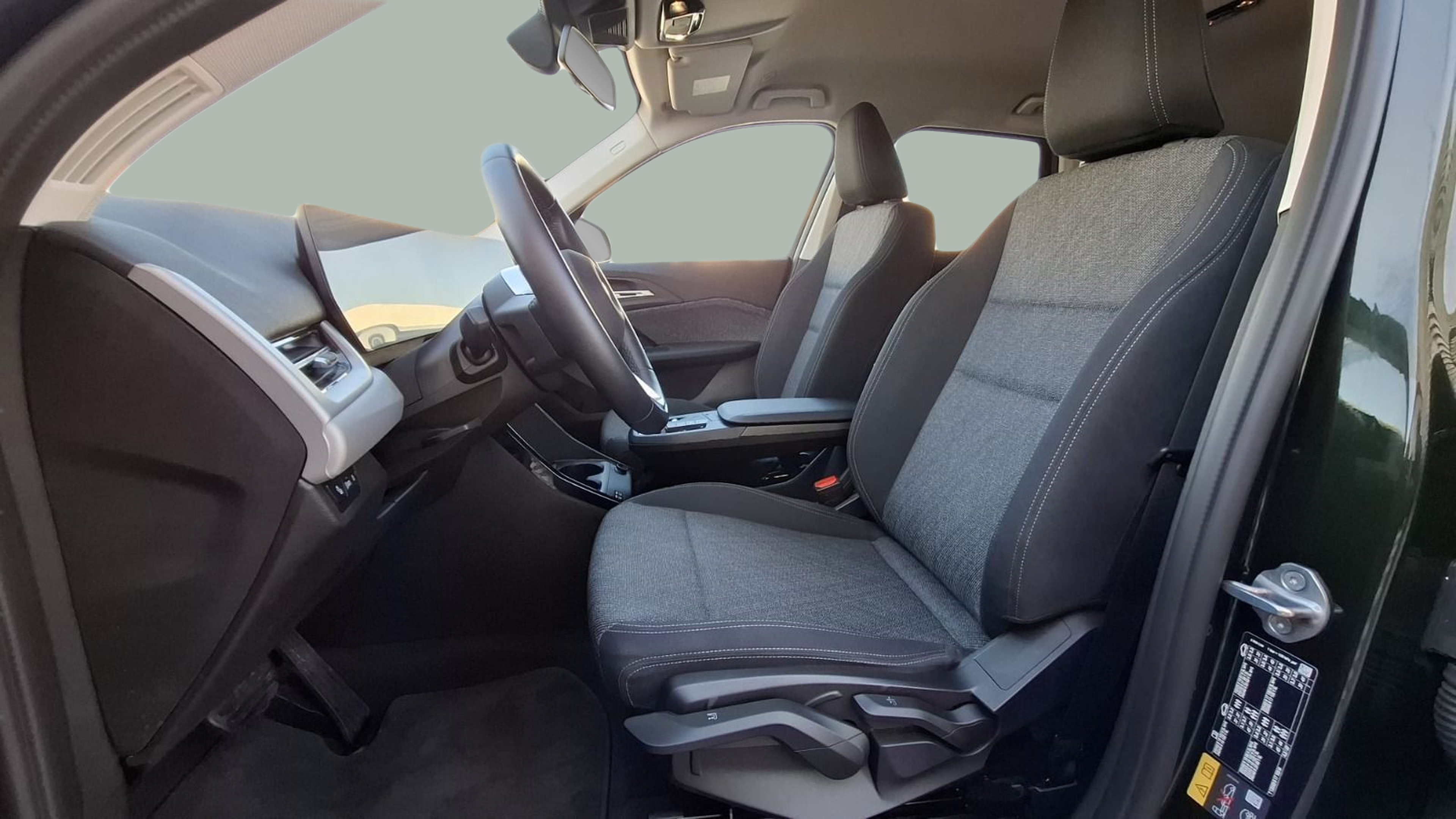 BMW iX1 eDrive20 color Verde. Año 2024. 150KW(204CV). Elétrico. En concesionario Santogal Carnaxide de Oeiras