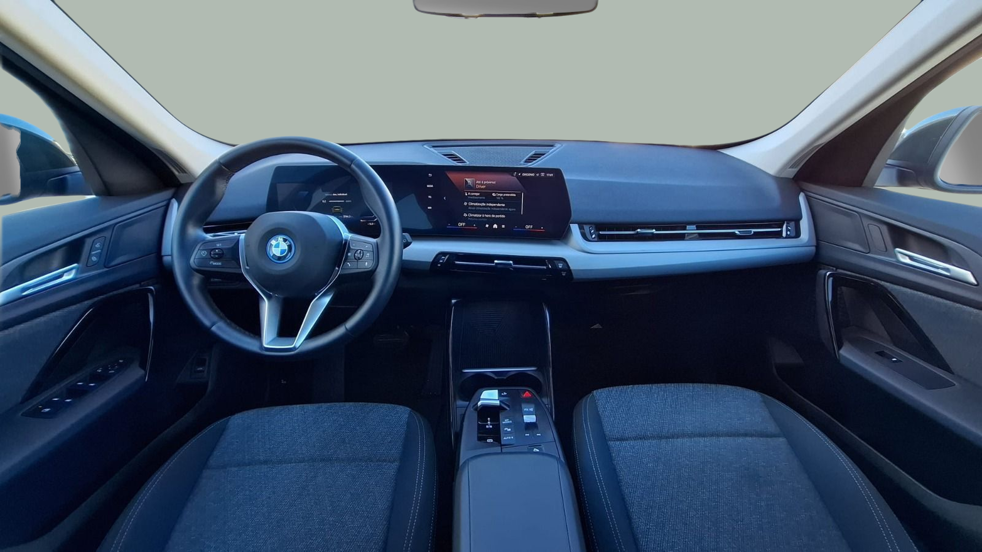 BMW iX1 eDrive20 color Verde. Año 2024. 150KW(204CV). Elétrico. En concesionario Santogal Carnaxide de Oeiras