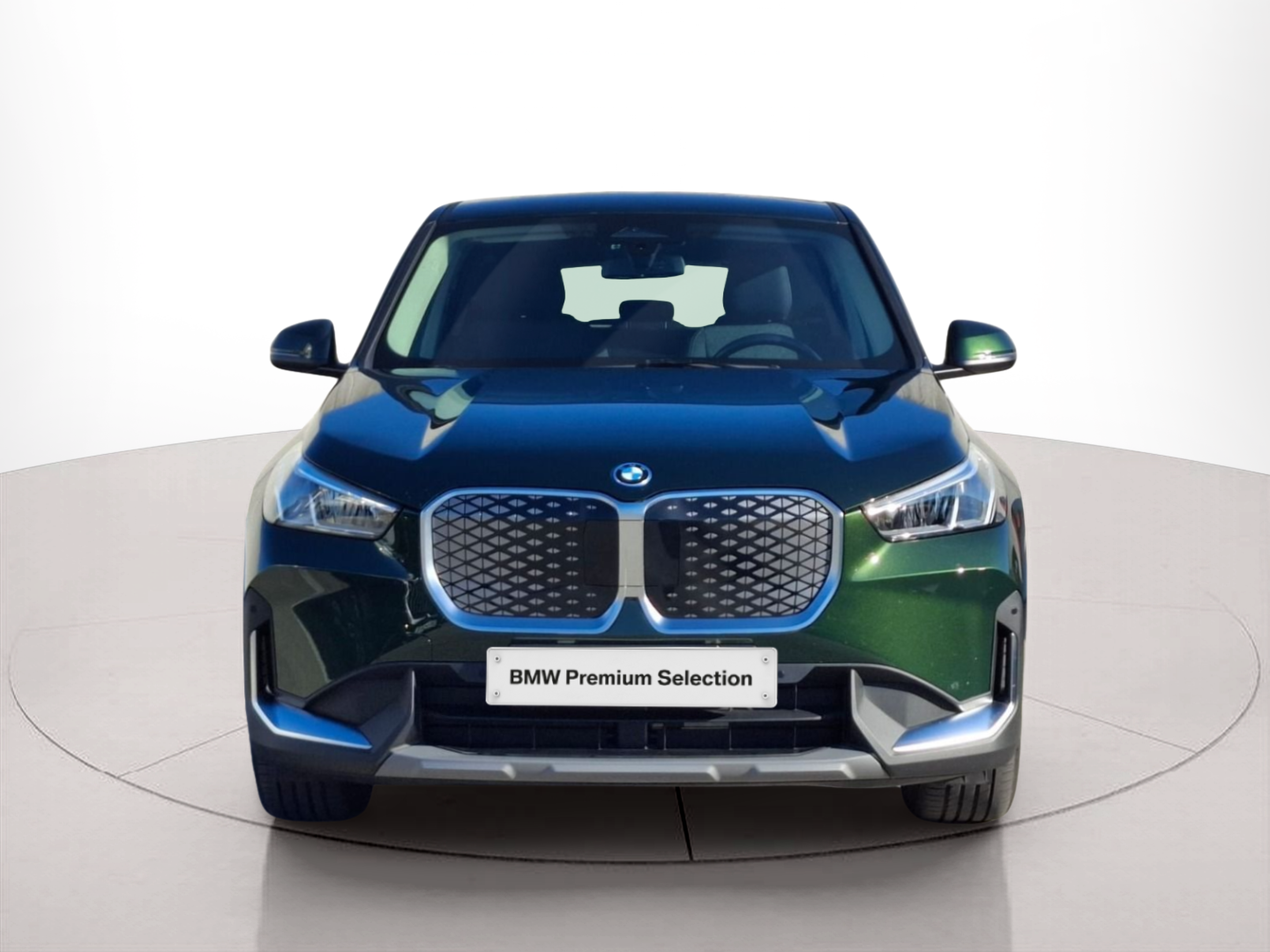 BMW iX1 eDrive20 color Verde. Año 2024. 150KW(204CV). Elétrico. En concesionario Santogal Carnaxide de Oeiras