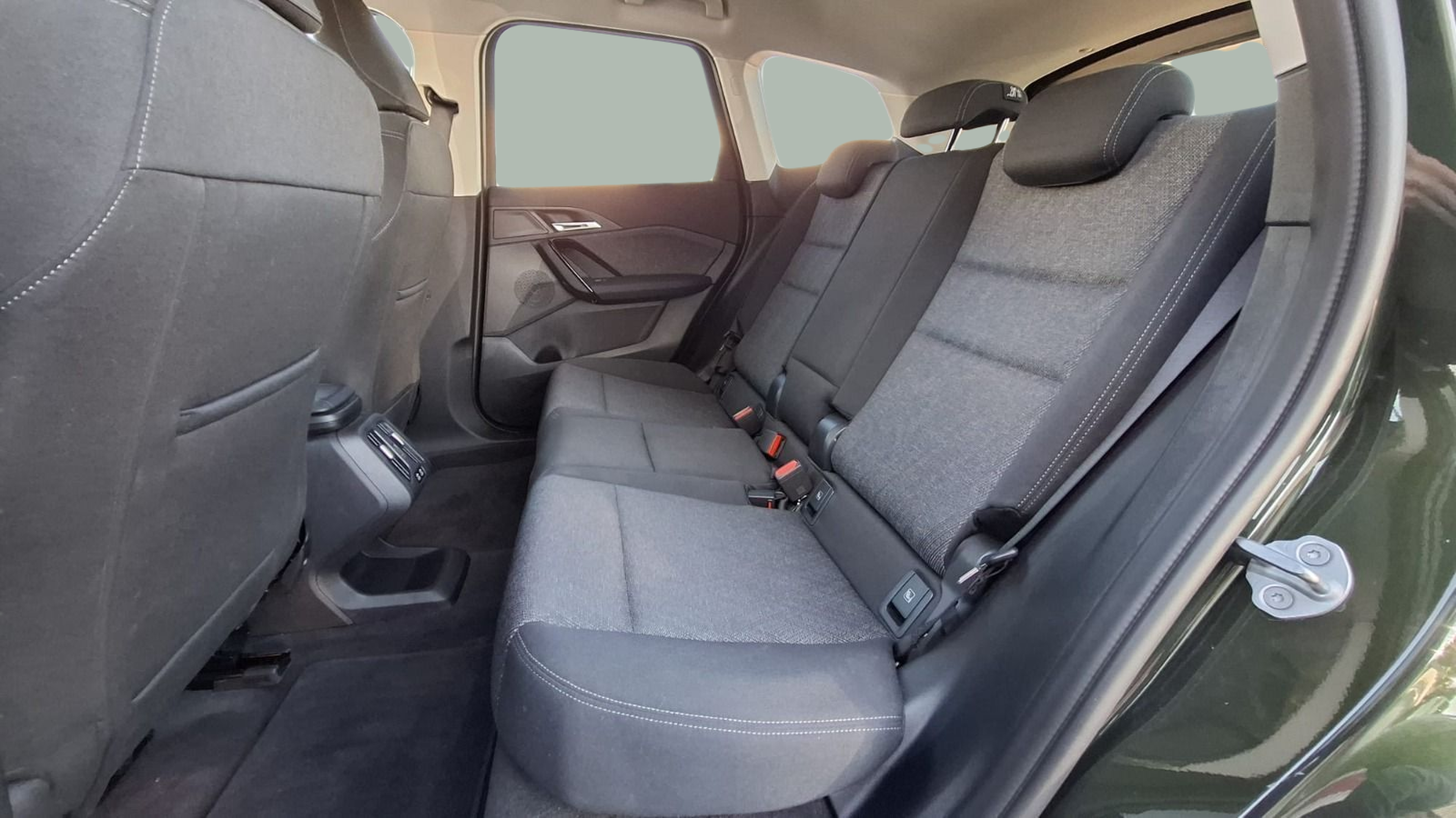 BMW iX1 eDrive20 color Verde. Año 2024. 150KW(204CV). Elétrico. En concesionario Santogal Carnaxide de Oeiras