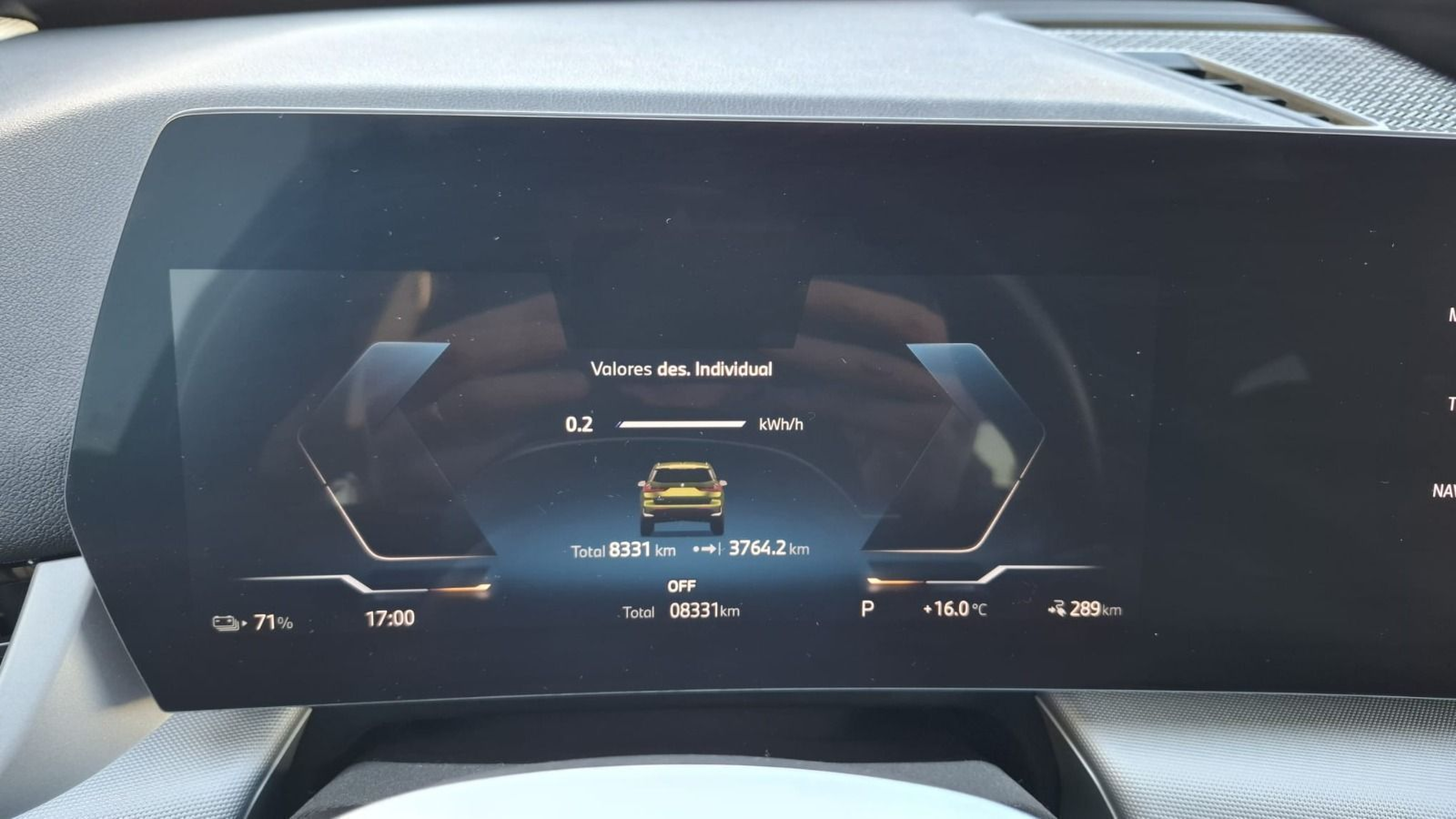 BMW iX1 eDrive20 color Verde. Año 2024. 150KW(204CV). Elétrico. En concesionario Santogal Carnaxide de Oeiras