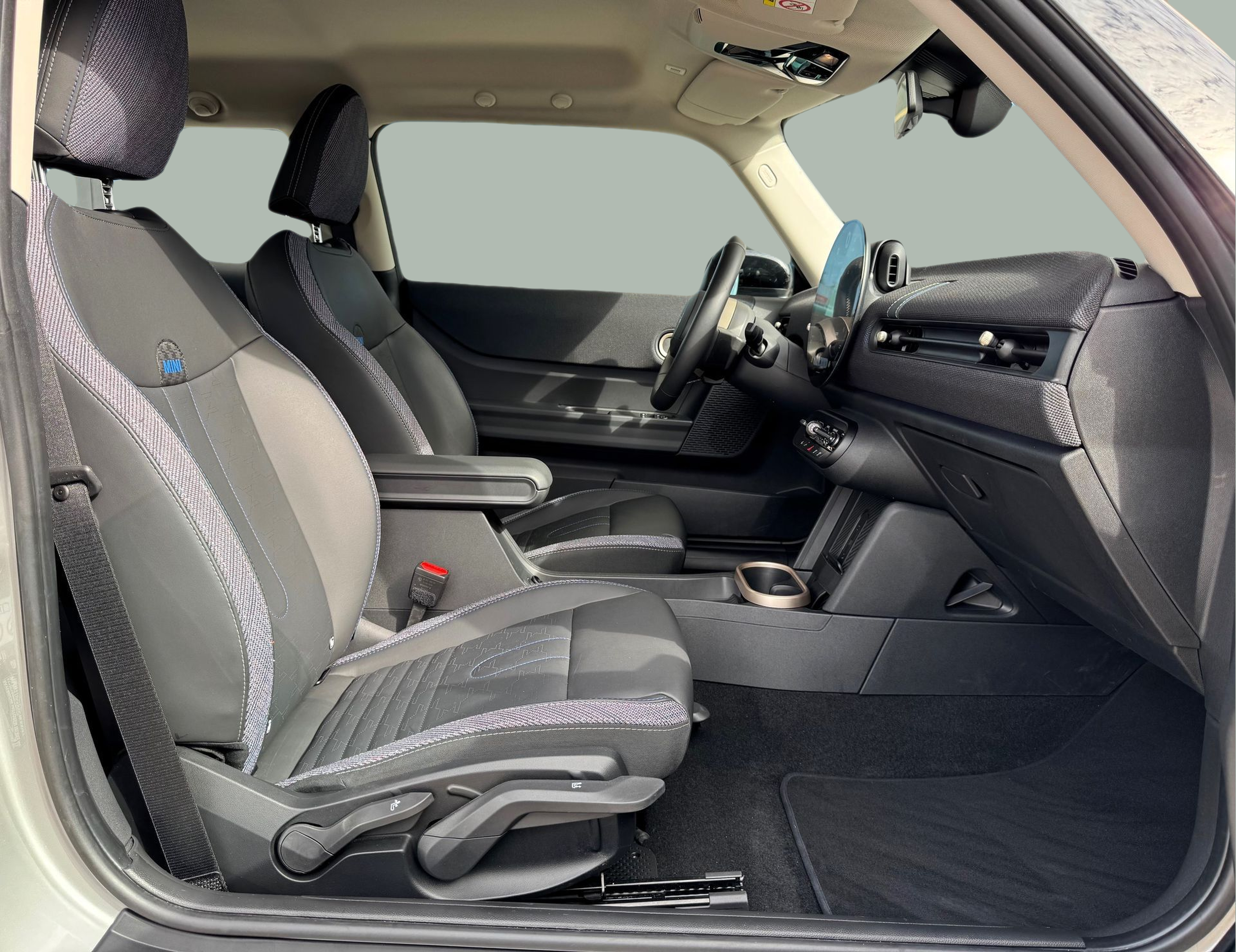 fotoG 6 del MINI MINI 3 Portas Cooper C 115 kW (156 CV) 156cv Gasolina de 2024 em Oeiras