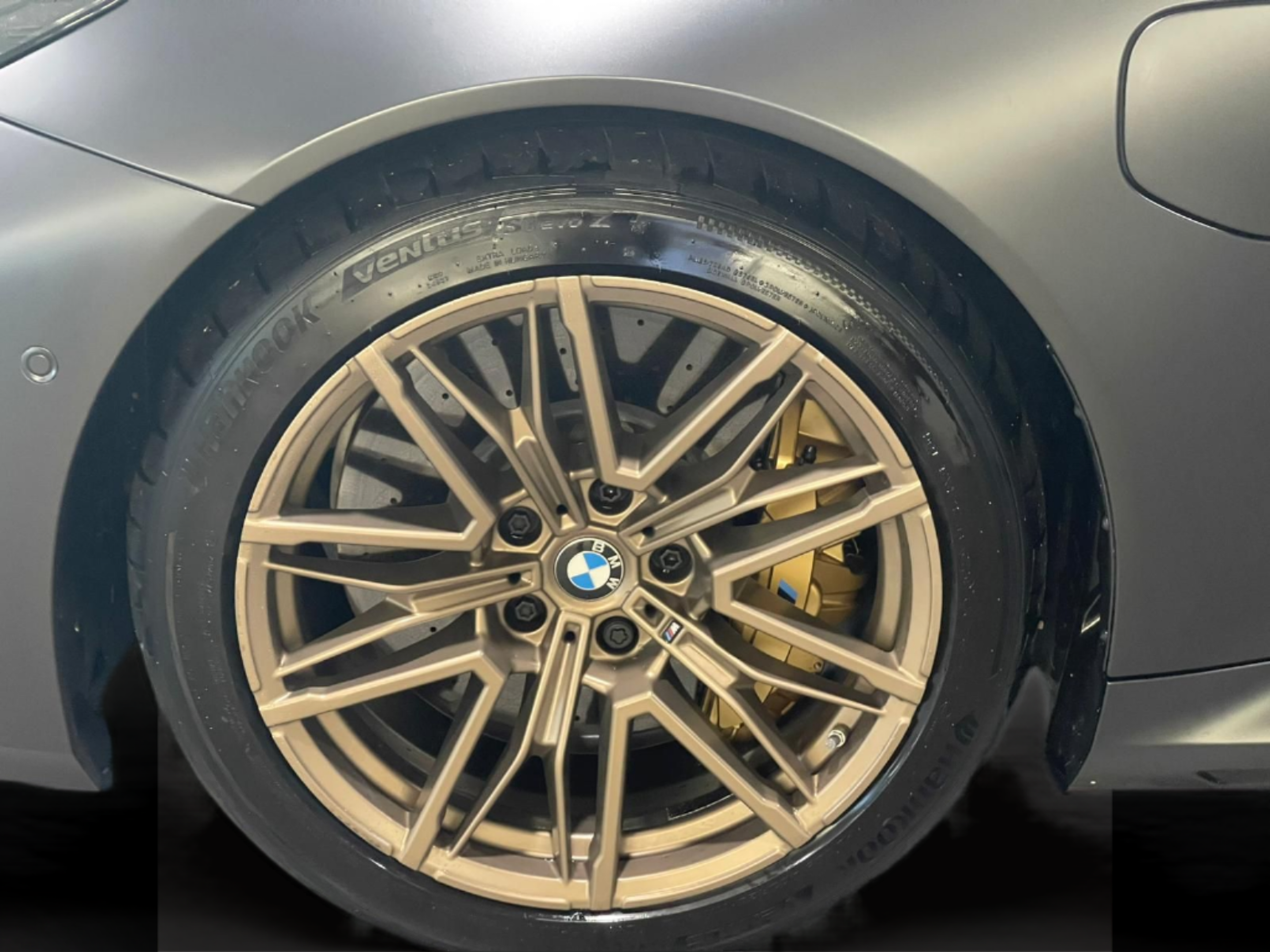 BMW M M5 Berlina color Gris. Año 2024. 535KW(727CV). Elétrico / Gasolina Híbrido. En concesionario Santogal Praça de Espanha - Lisboa de Lisboa