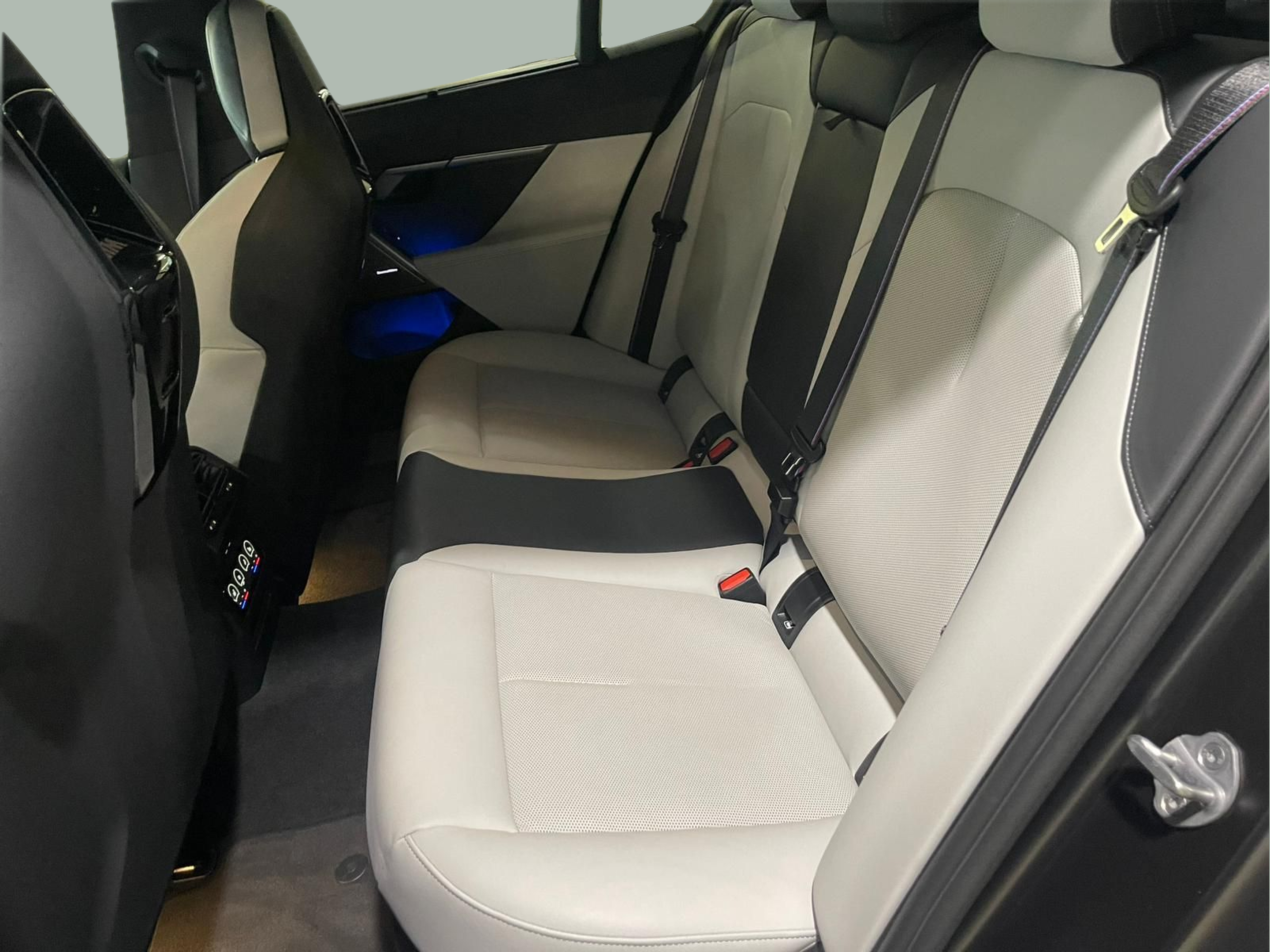 BMW M M5 Berlina color Gris. Año 2024. 535KW(727CV). Elétrico / Gasolina Híbrido. En concesionario Santogal Praça de Espanha - Lisboa de Lisboa