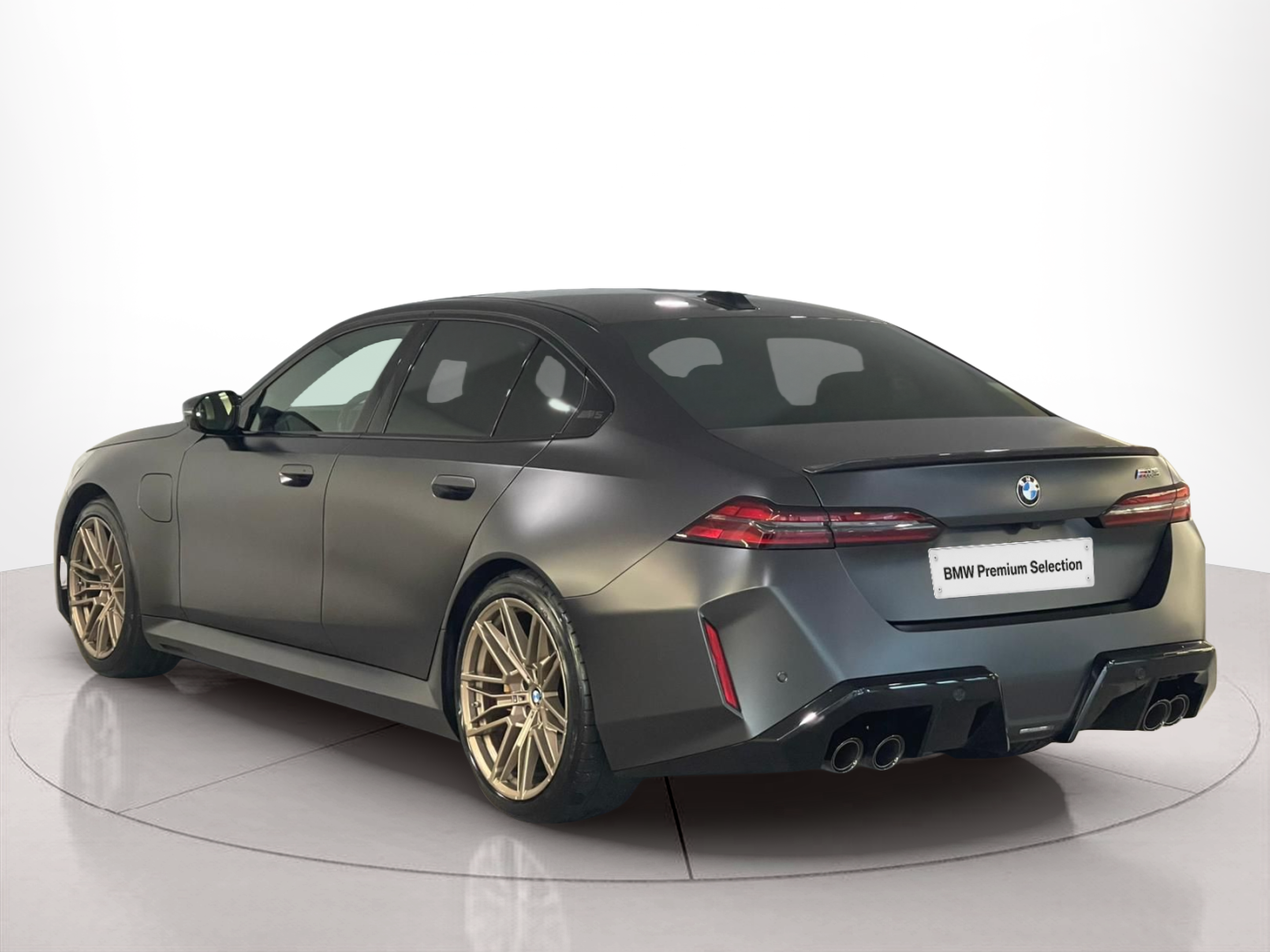 BMW M M5 Berlina color Gris. Año 2024. 535KW(727CV). Elétrico / Gasolina Híbrido. En concesionario Santogal Praça de Espanha - Lisboa de Lisboa