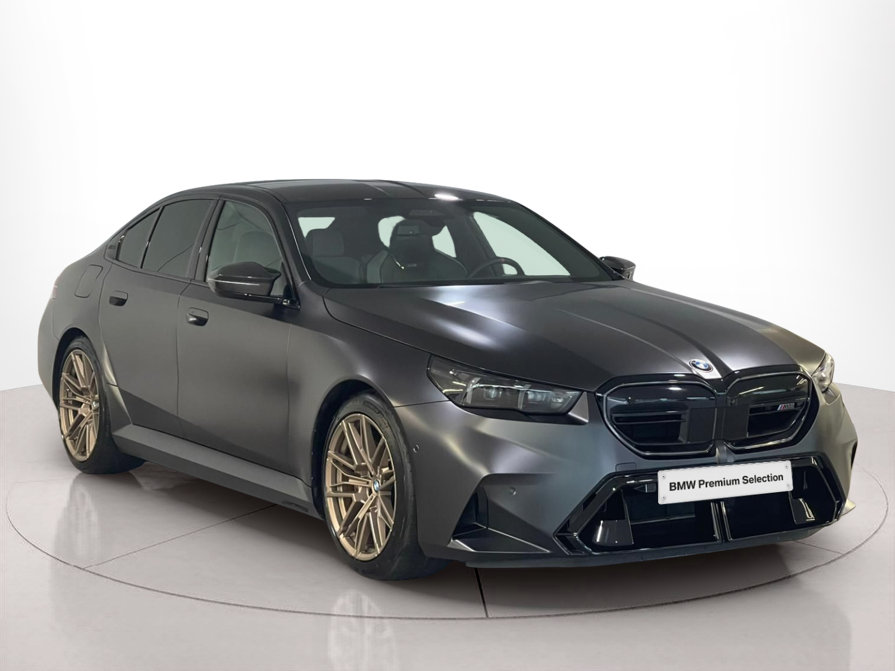 BMW M M5 Berlina color Gris. Año 2024. 535KW(727CV). Elétrico / Gasolina Híbrido. En concesionario Santogal Praça de Espanha - Lisboa de Lisboa