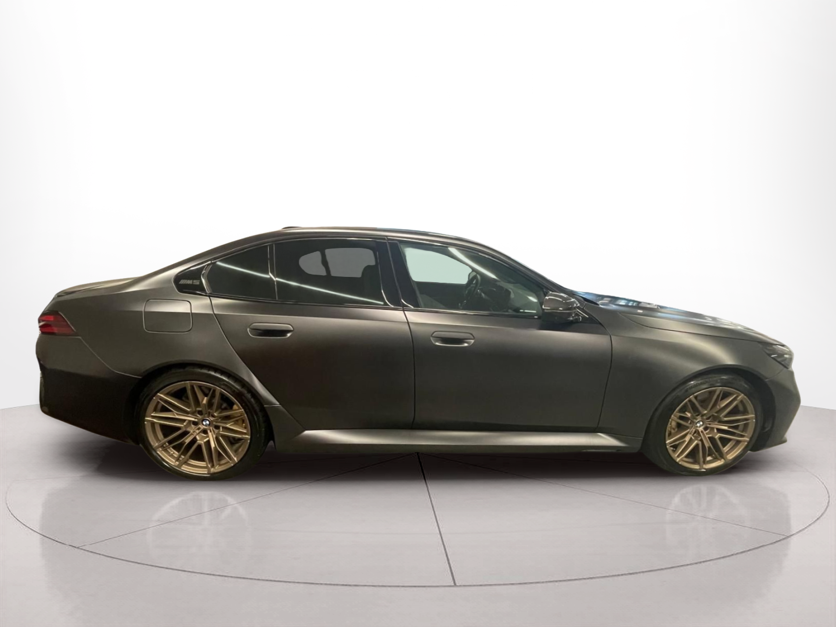 Fotos de BMW M M5 Berlina color Gris. Año 2024. 535KW(727CV). Elétrico / Gasolina Híbrido. En concesionario Santogal Praça de Espanha - Lisboa de Lisboa