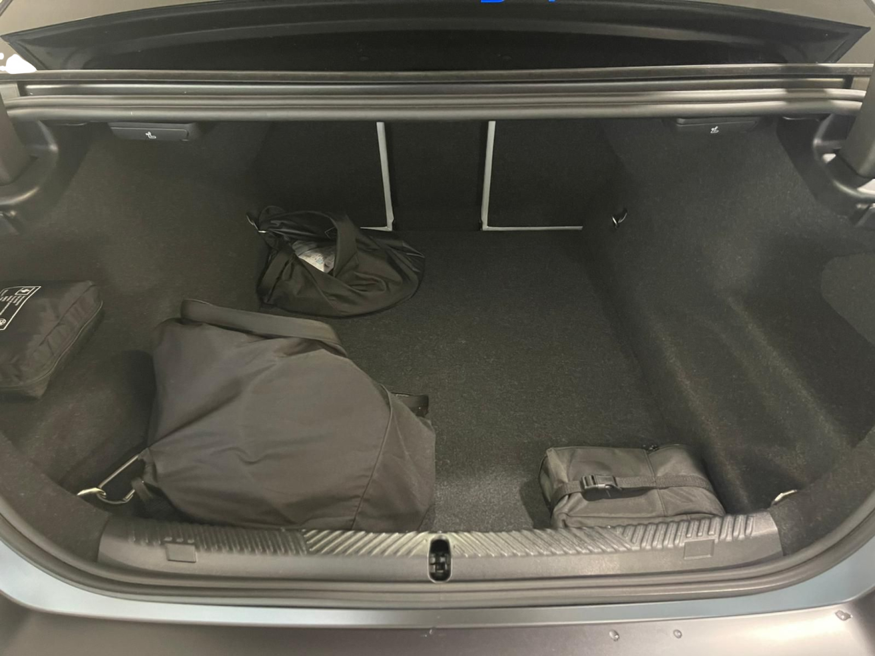 BMW M M5 Berlina color Gris. Año 2024. 535KW(727CV). Elétrico / Gasolina Híbrido. En concesionario Santogal Praça de Espanha - Lisboa de Lisboa