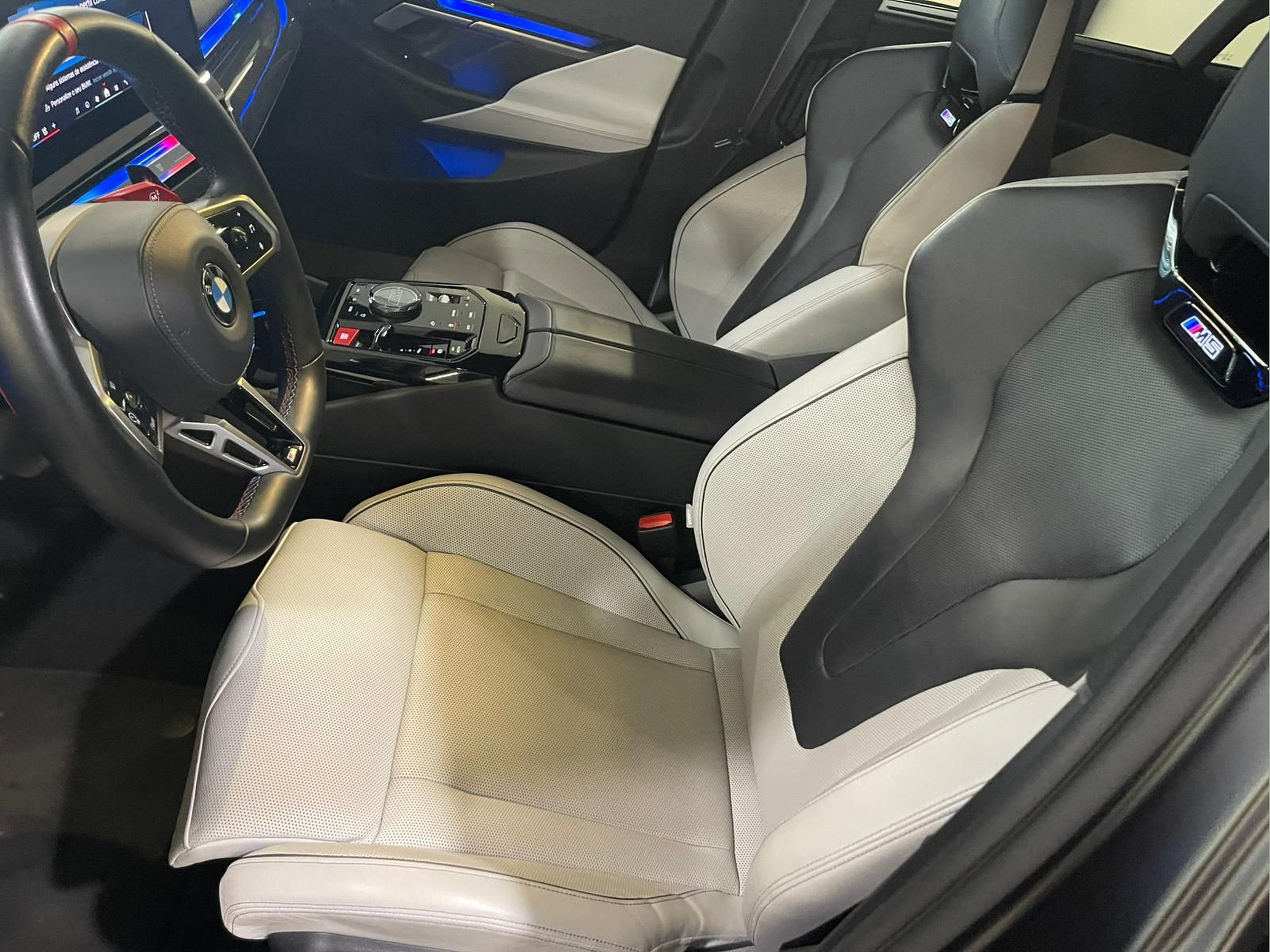 BMW M M5 Berlina color Gris. Año 2024. 535KW(727CV). Elétrico / Gasolina Híbrido. En concesionario Santogal Praça de Espanha - Lisboa de Lisboa