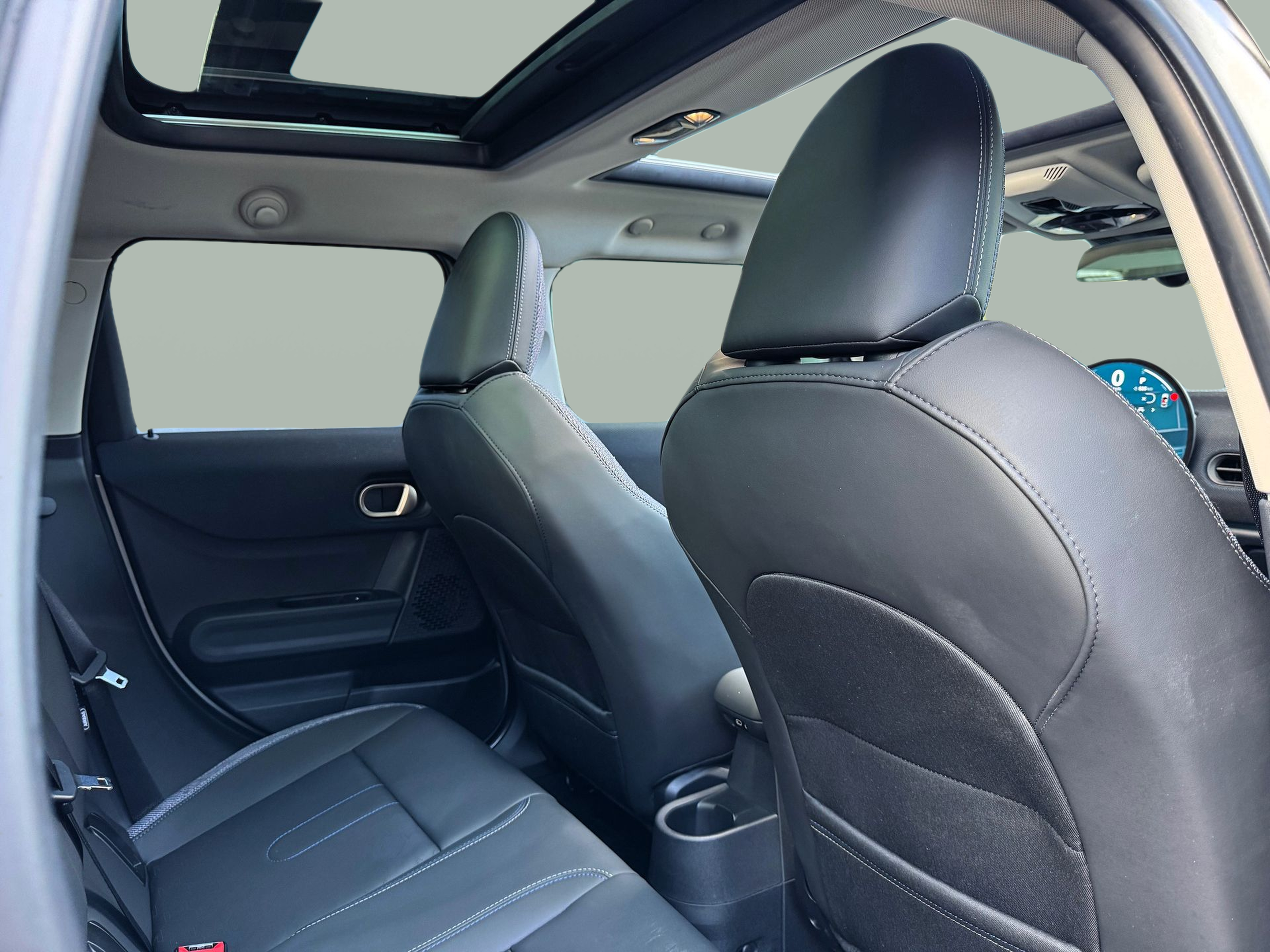 fotoG 8 del MINI MINI 5 Portas Cooper 115 kW (156 CV) 156cv Gasolina de 2025 em Oeiras