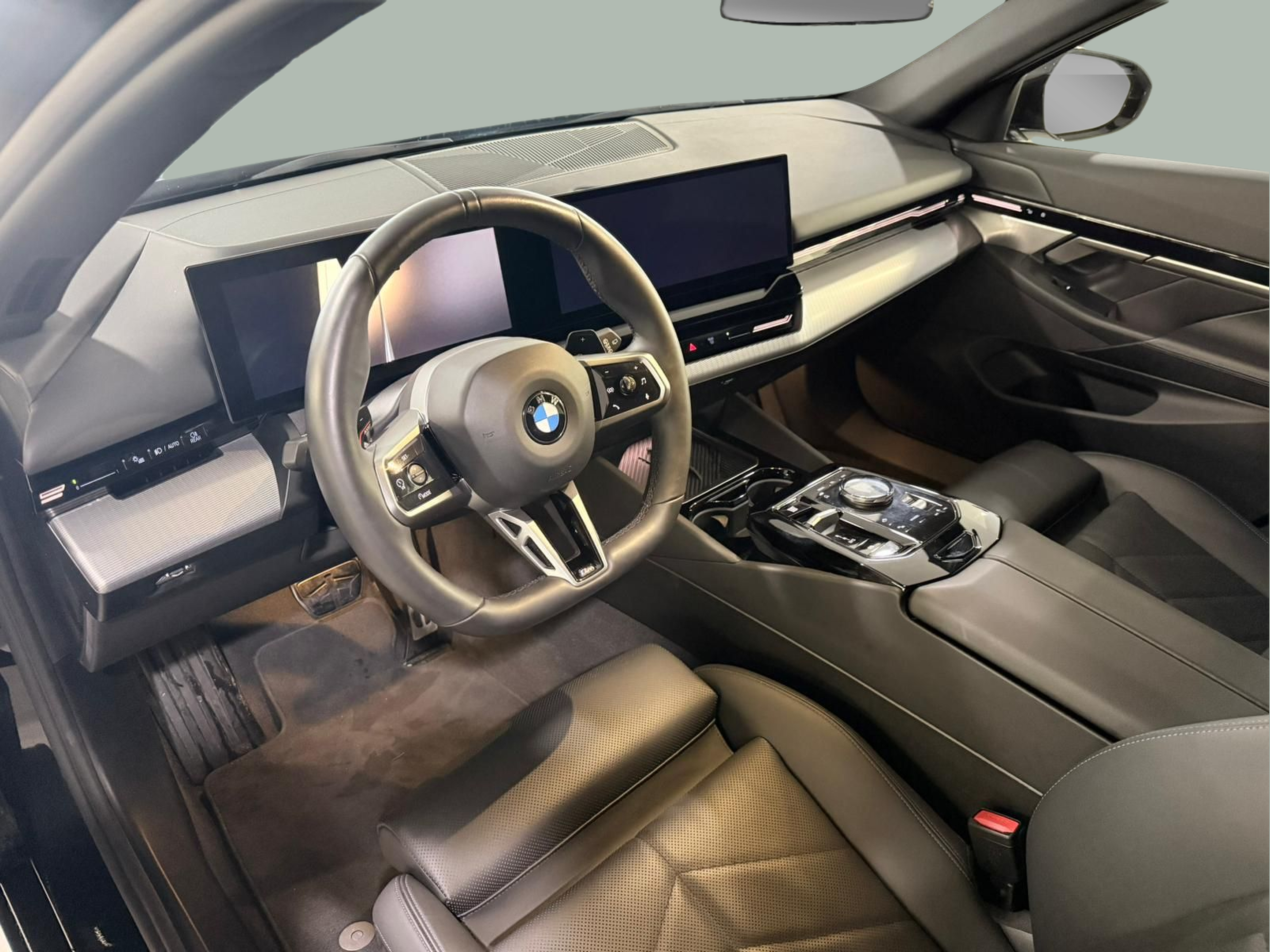 BMW Série 5 520d Touring color Negro. Año 2025. 145KW(197CV). Diesel. En concesionario Santogal Carnaxide de Oeiras