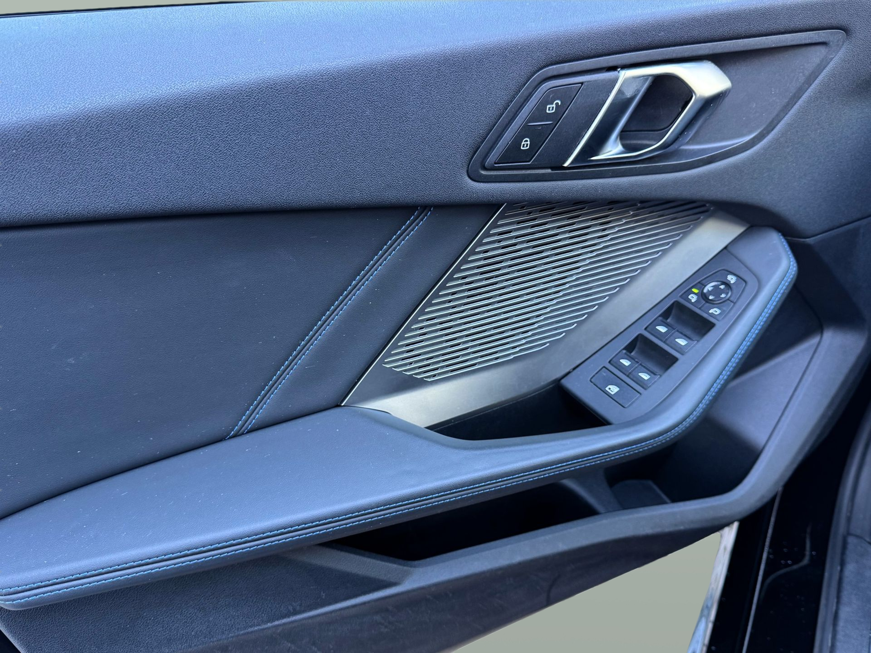 BMW Série 1 116i color Negro. Año 2025. 90KW(122CV). Gasolina. En concesionario Santogal Oeiras de Oeiras