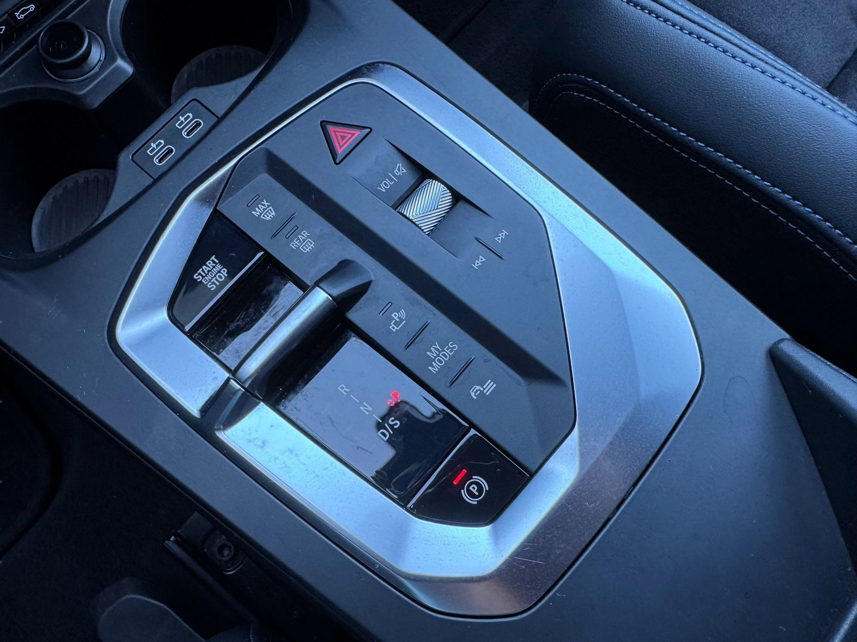 BMW Série 1 116i color Negro. Año 2025. 90KW(122CV). Gasolina. En concesionario Santogal Oeiras de Oeiras