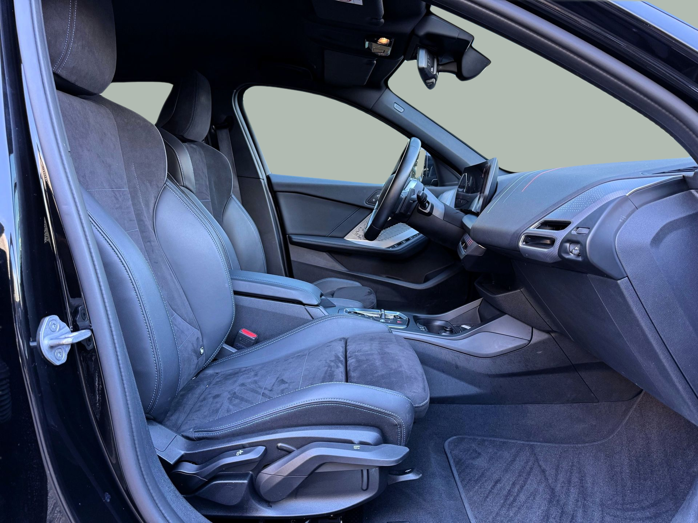 BMW Série 1 116i color Negro. Año 2025. 90KW(122CV). Gasolina. En concesionario Santogal Oeiras de Oeiras