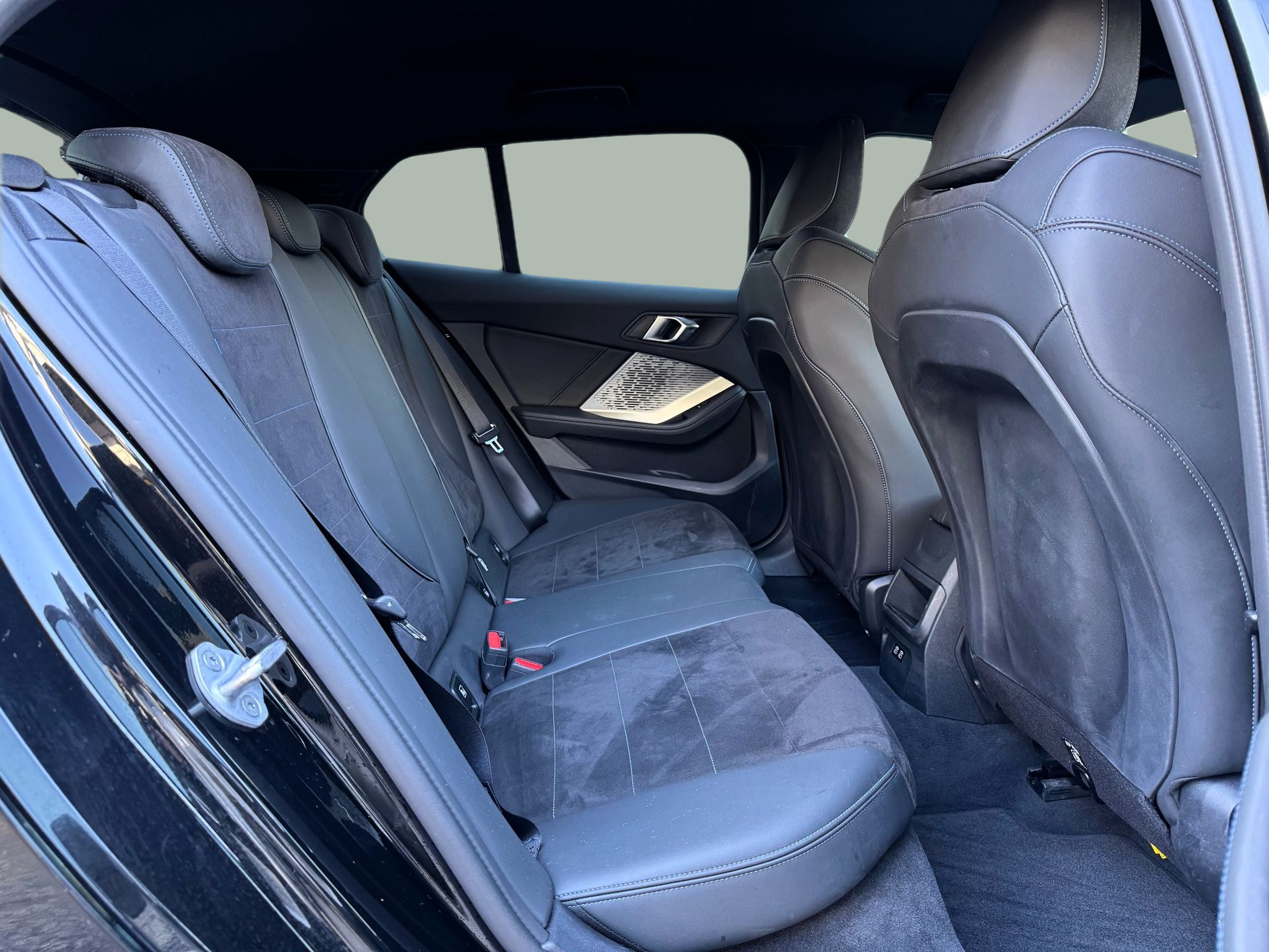 BMW Série 1 116i color Negro. Año 2025. 90KW(122CV). Gasolina. En concesionario Santogal Oeiras de Oeiras