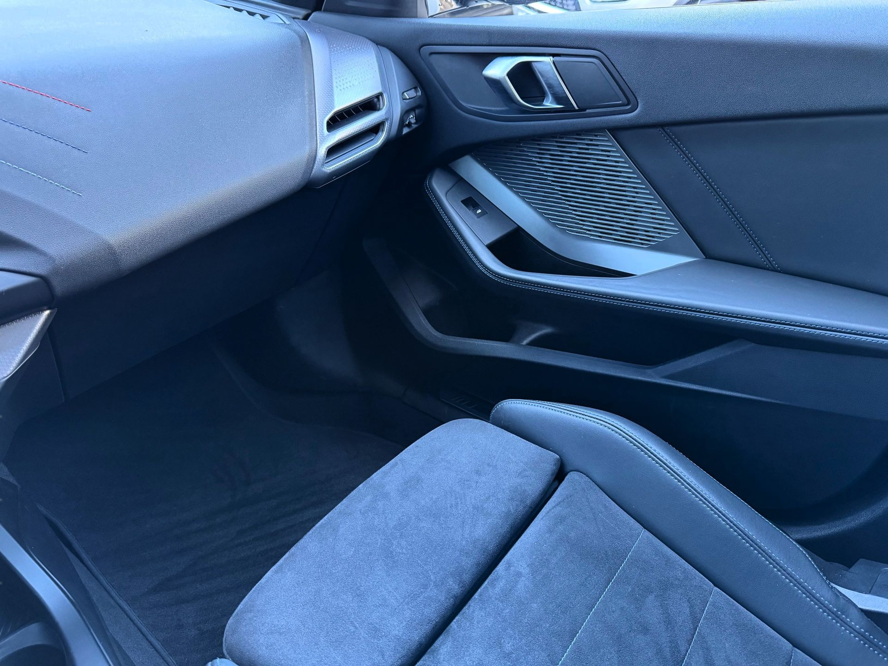 BMW Série 1 116i color Negro. Año 2025. 90KW(122CV). Gasolina. En concesionario Santogal Oeiras de Oeiras