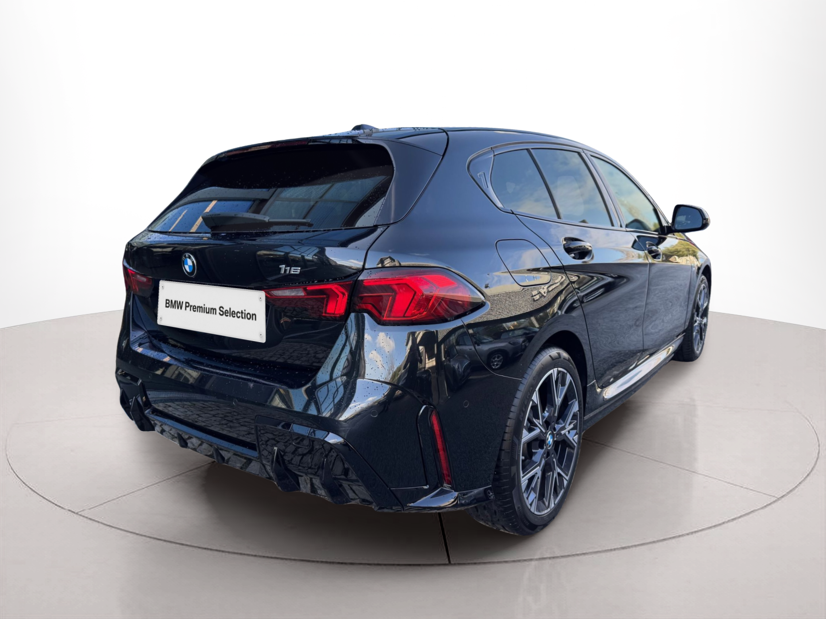 BMW Série 1 116i color Negro. Año 2025. 90KW(122CV). Gasolina. En concesionario Santogal Oeiras de Oeiras