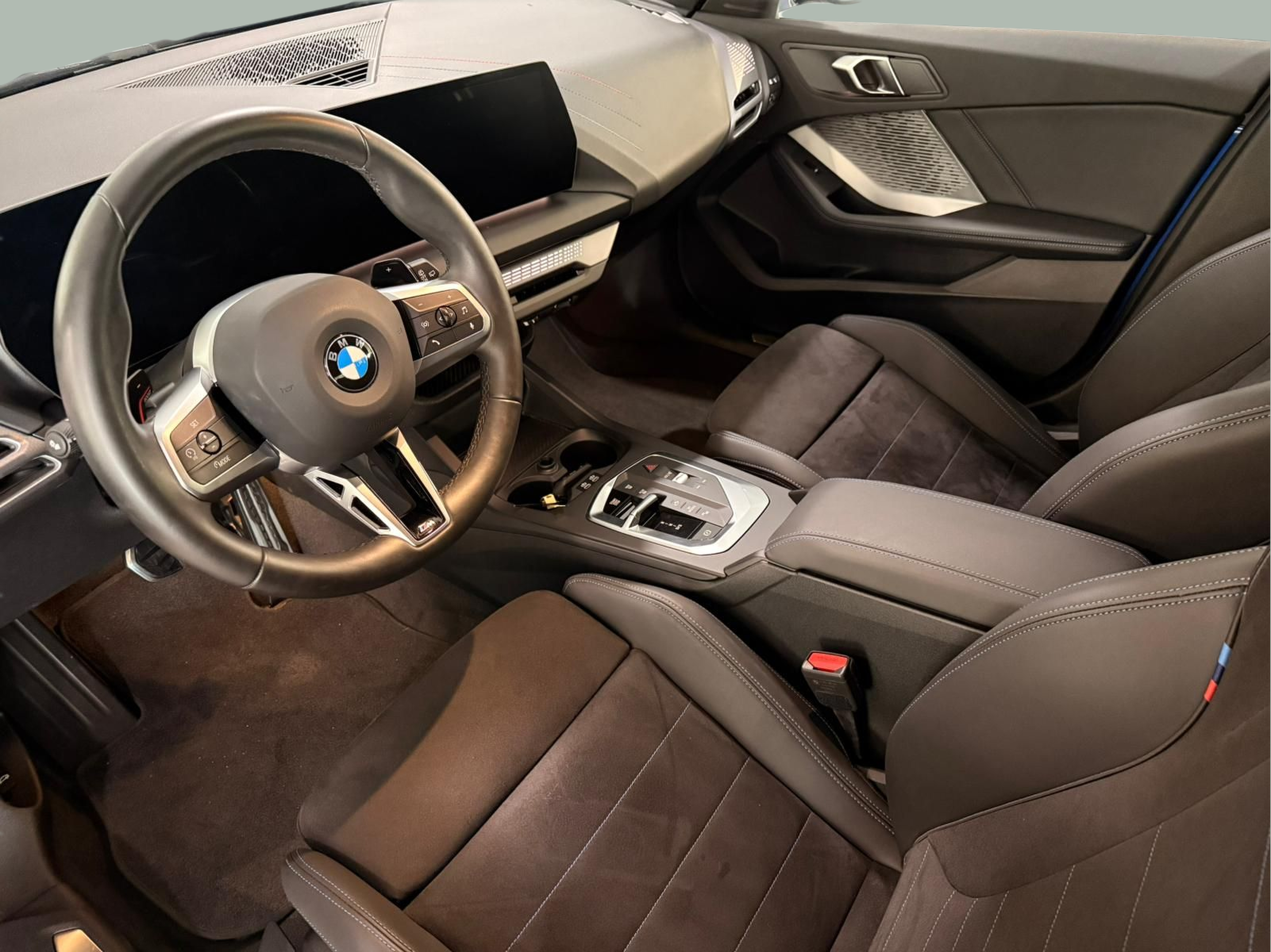 BMW Série 1 116i color Azul. Año 2025. 90KW(122CV). Gasolina. En concesionario Santogal Carnaxide de Oeiras