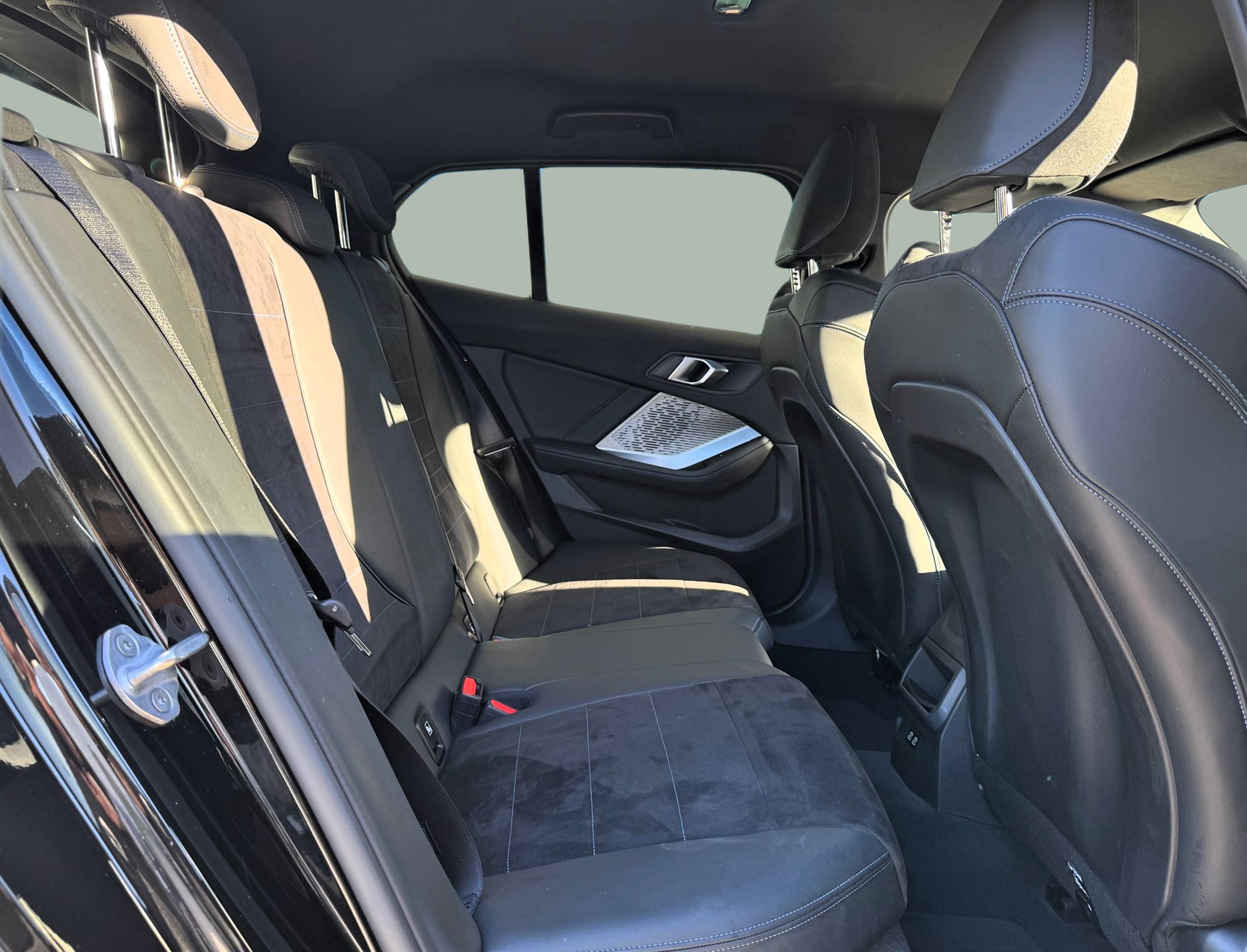 BMW Série 1 116i color Negro. Año 2025. 90KW(122CV). Gasolina. En concesionario Santogal Oeiras de Oeiras