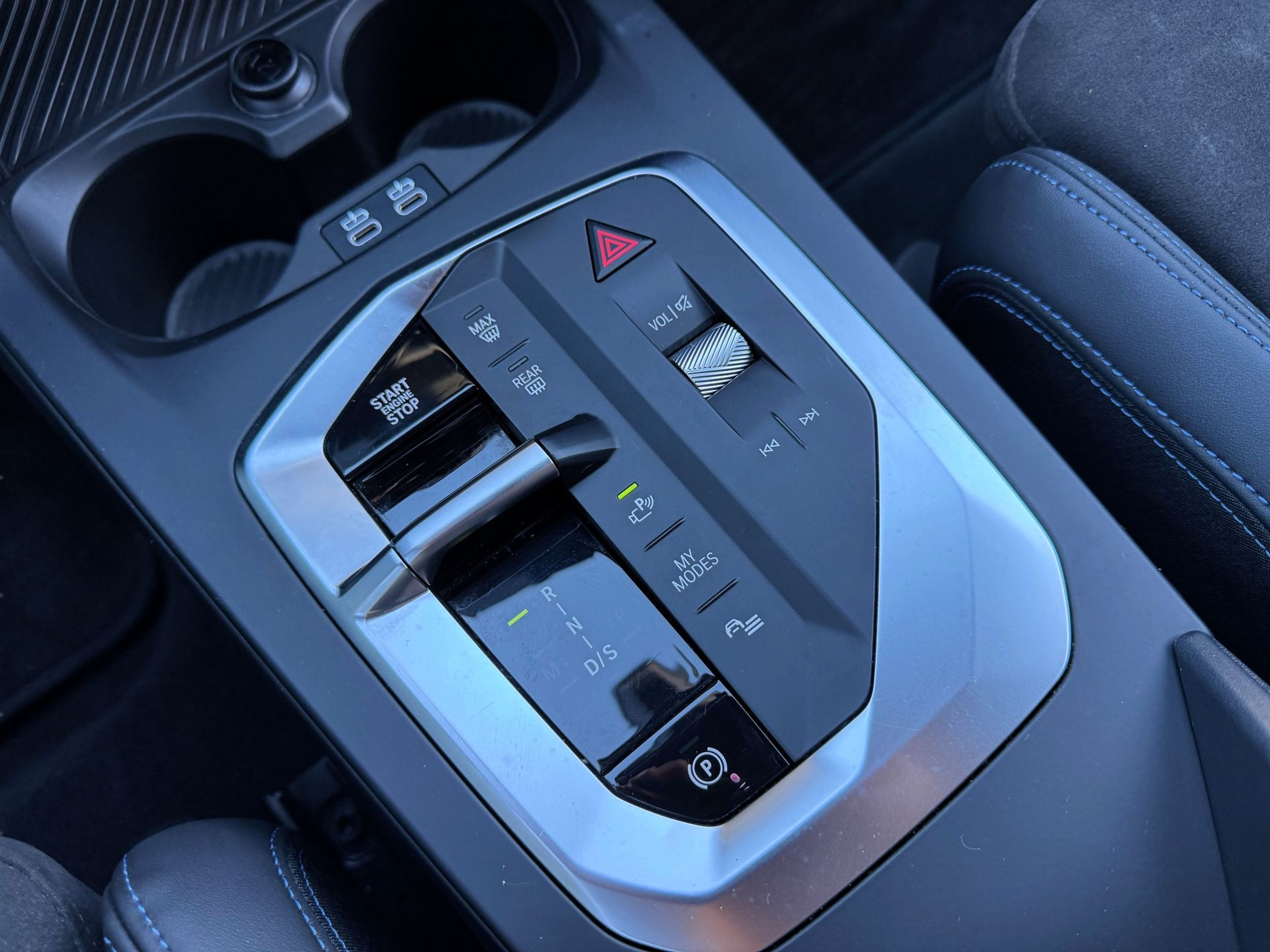 BMW Série 1 116i color Negro. Año 2025. 90KW(122CV). Gasolina. En concesionario Santogal Oeiras de Oeiras