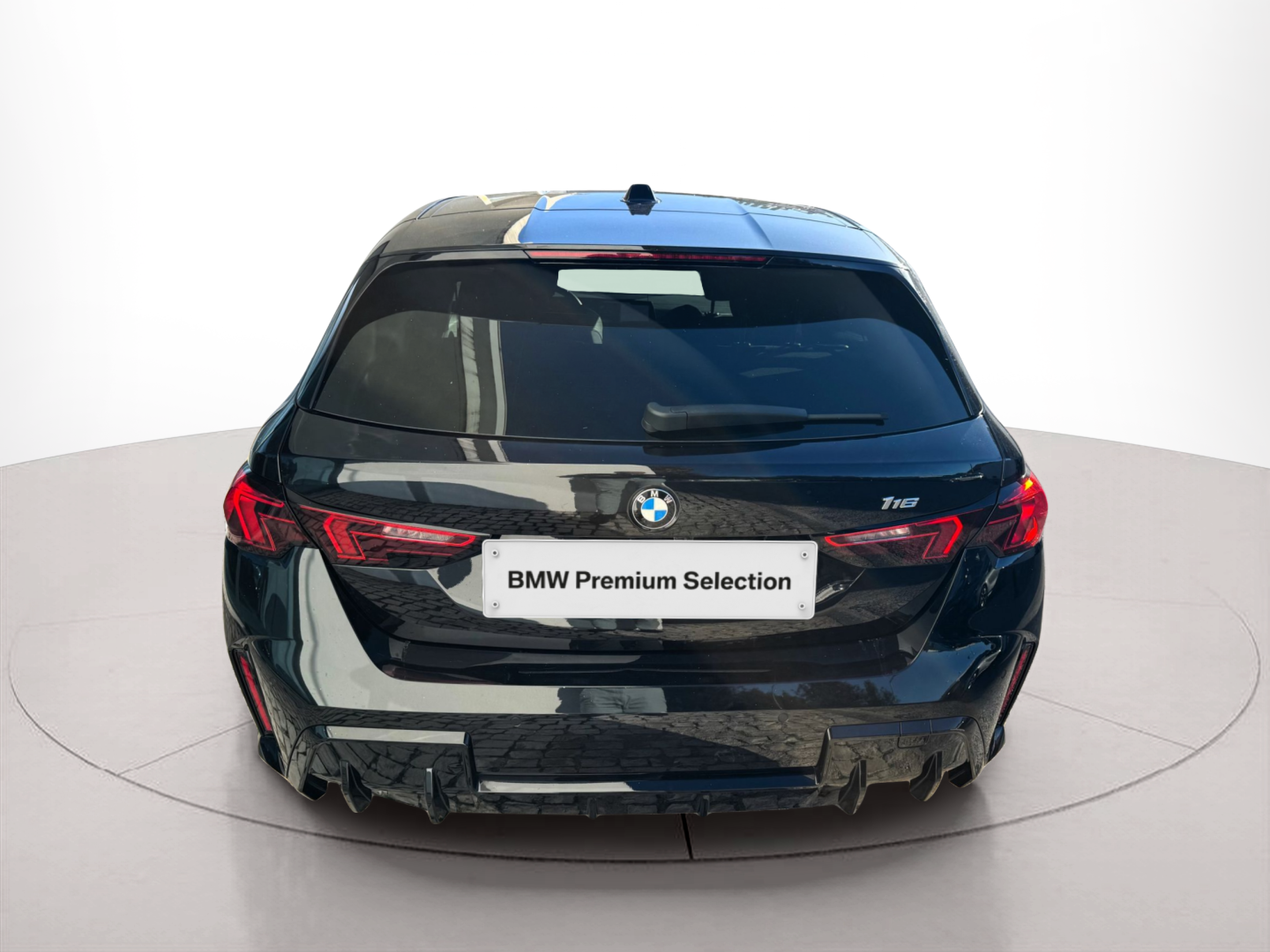 BMW Série 1 116i color Negro. Año 2025. 90KW(122CV). Gasolina. En concesionario Santogal Oeiras de Oeiras