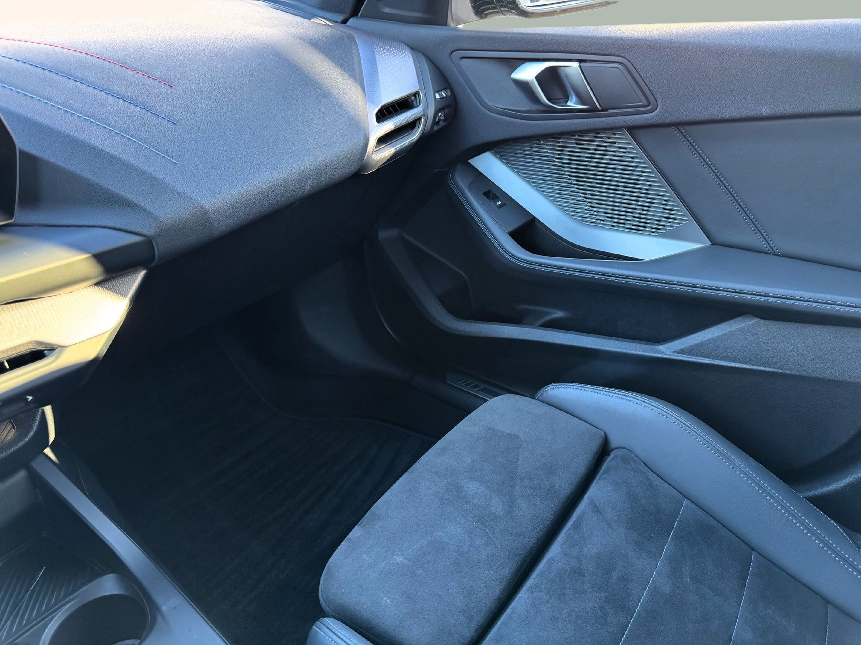 BMW Série 1 116i color Negro. Año 2025. 90KW(122CV). Gasolina. En concesionario Santogal Oeiras de Oeiras