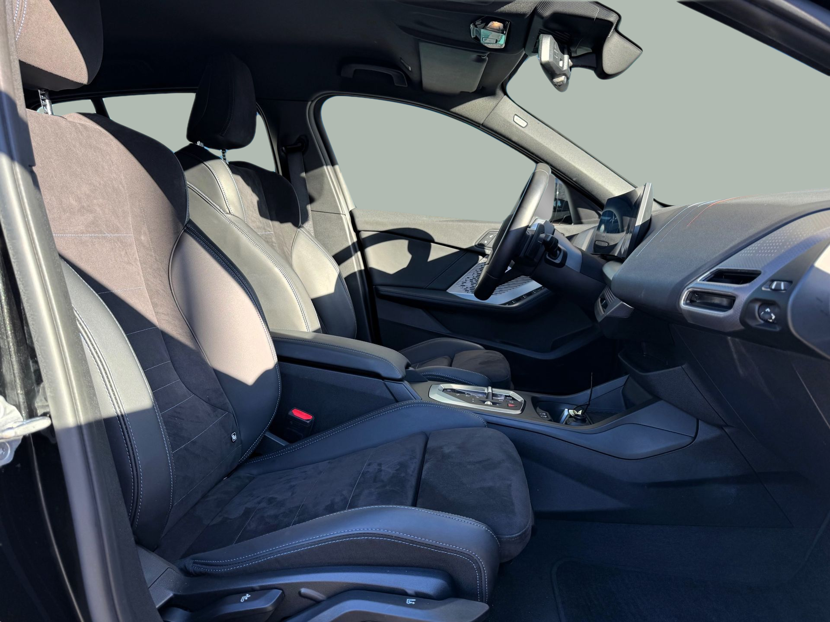 BMW Série 1 116i color Negro. Año 2025. 90KW(122CV). Gasolina. En concesionario Santogal Oeiras de Oeiras