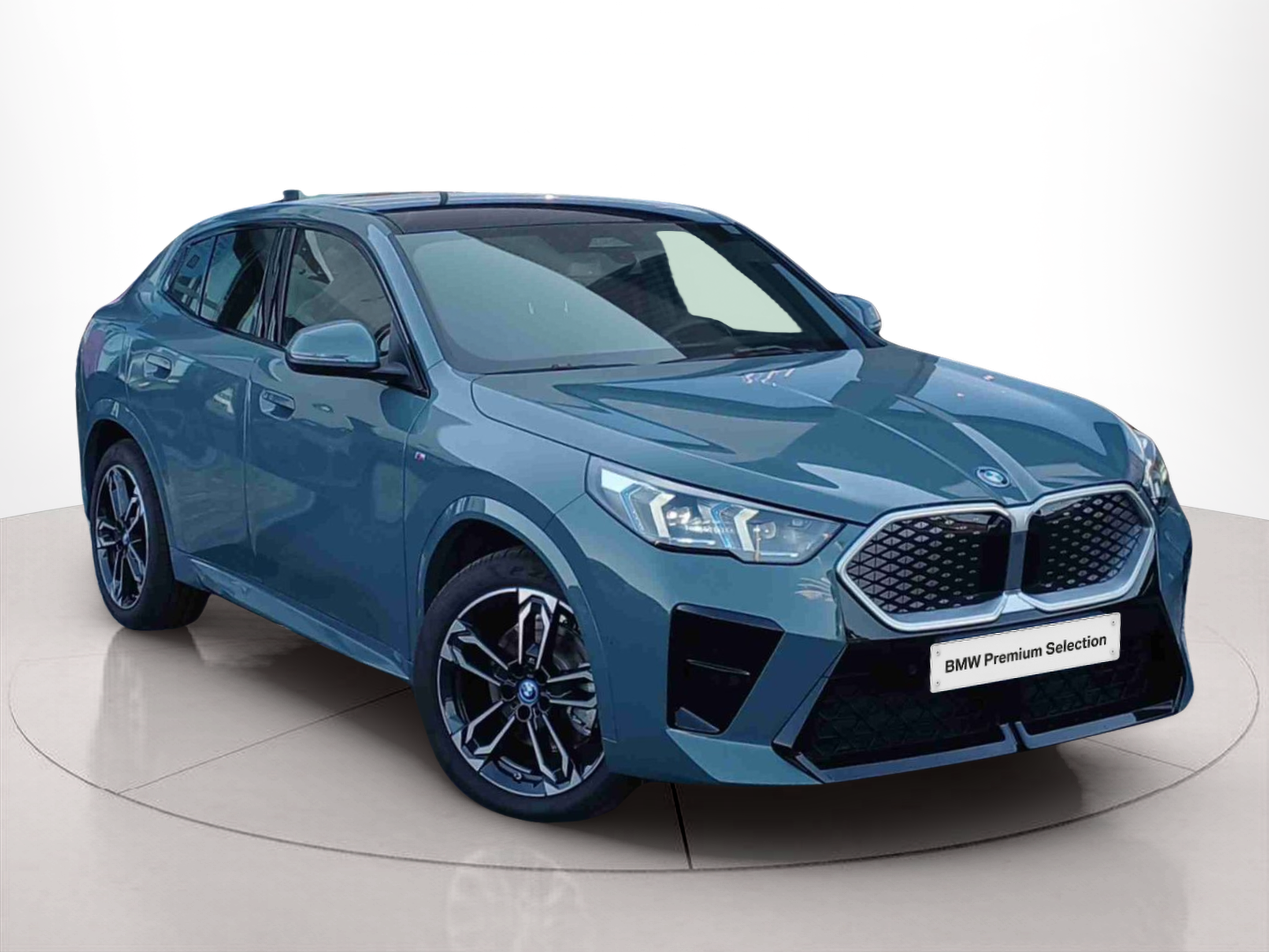 Fotos de BMW iX2 xDrive30 color Verde. Año 2025. 230KW(313CV). Elétrico. En concesionario Santogal Seixal de Seixal