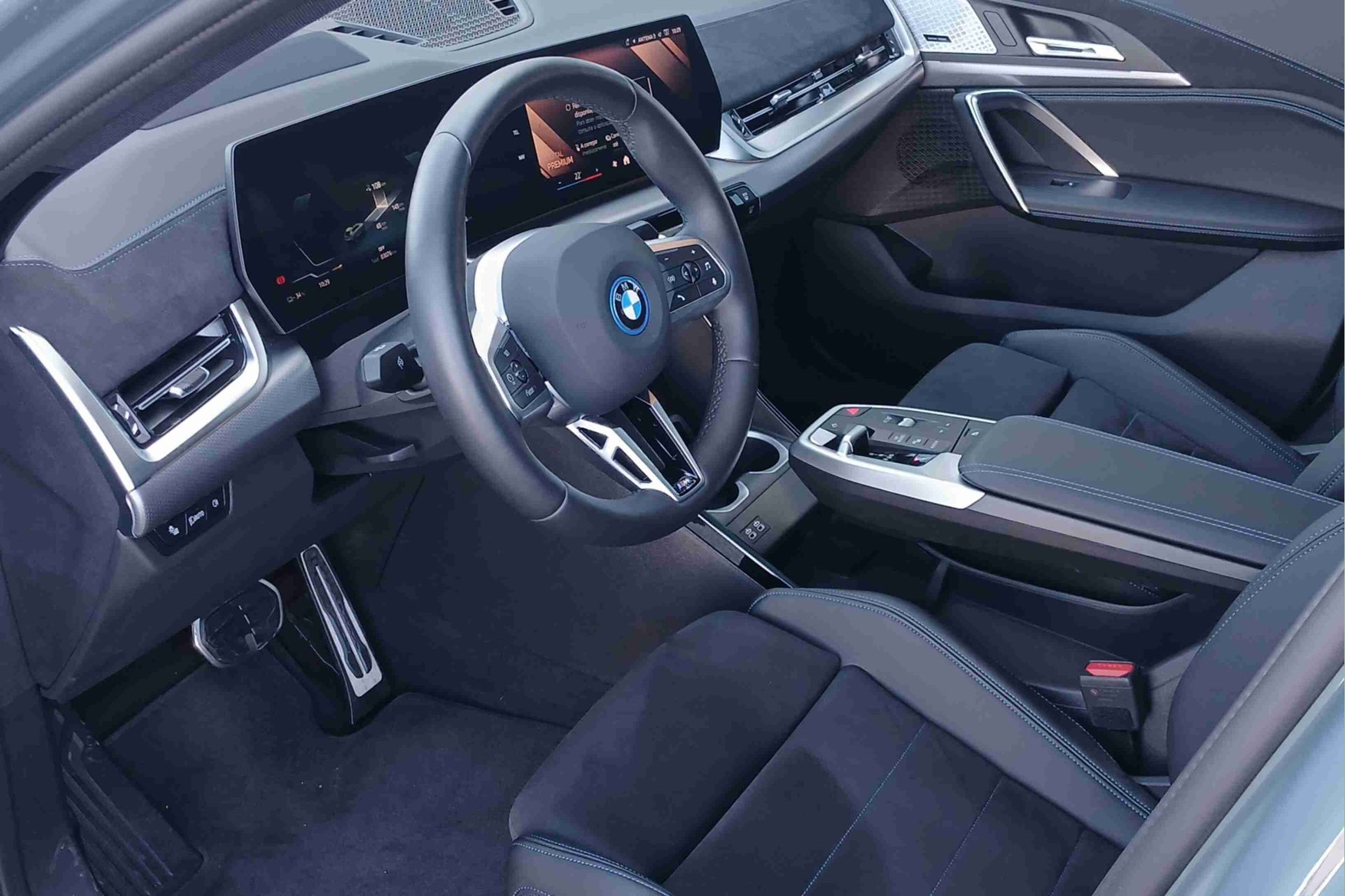 BMW iX2 xDrive30 color Verde. Año 2025. 230KW(313CV). Elétrico. En concesionario Santogal Seixal de Seixal