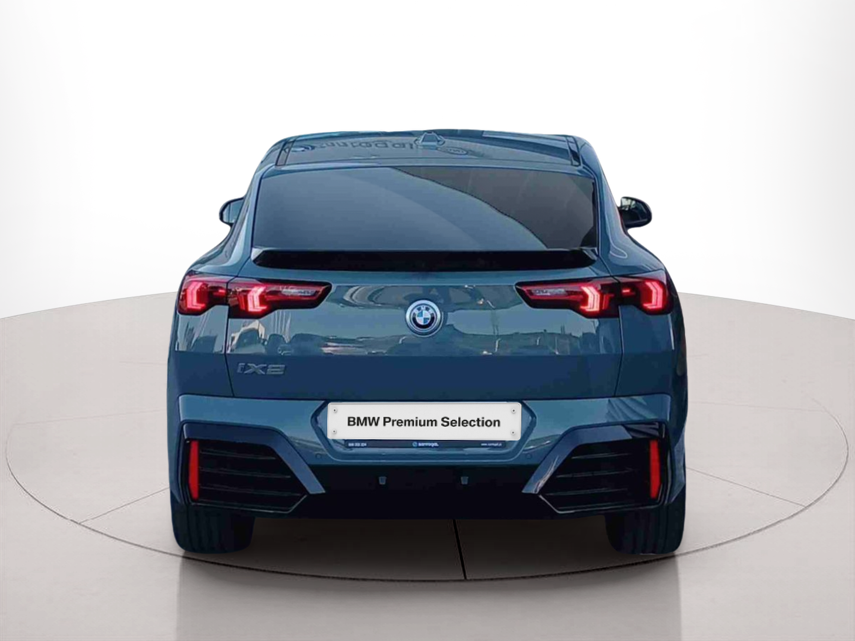 BMW iX2 xDrive30 color Verde. Año 2025. 230KW(313CV). Elétrico. En concesionario Santogal Seixal de Seixal