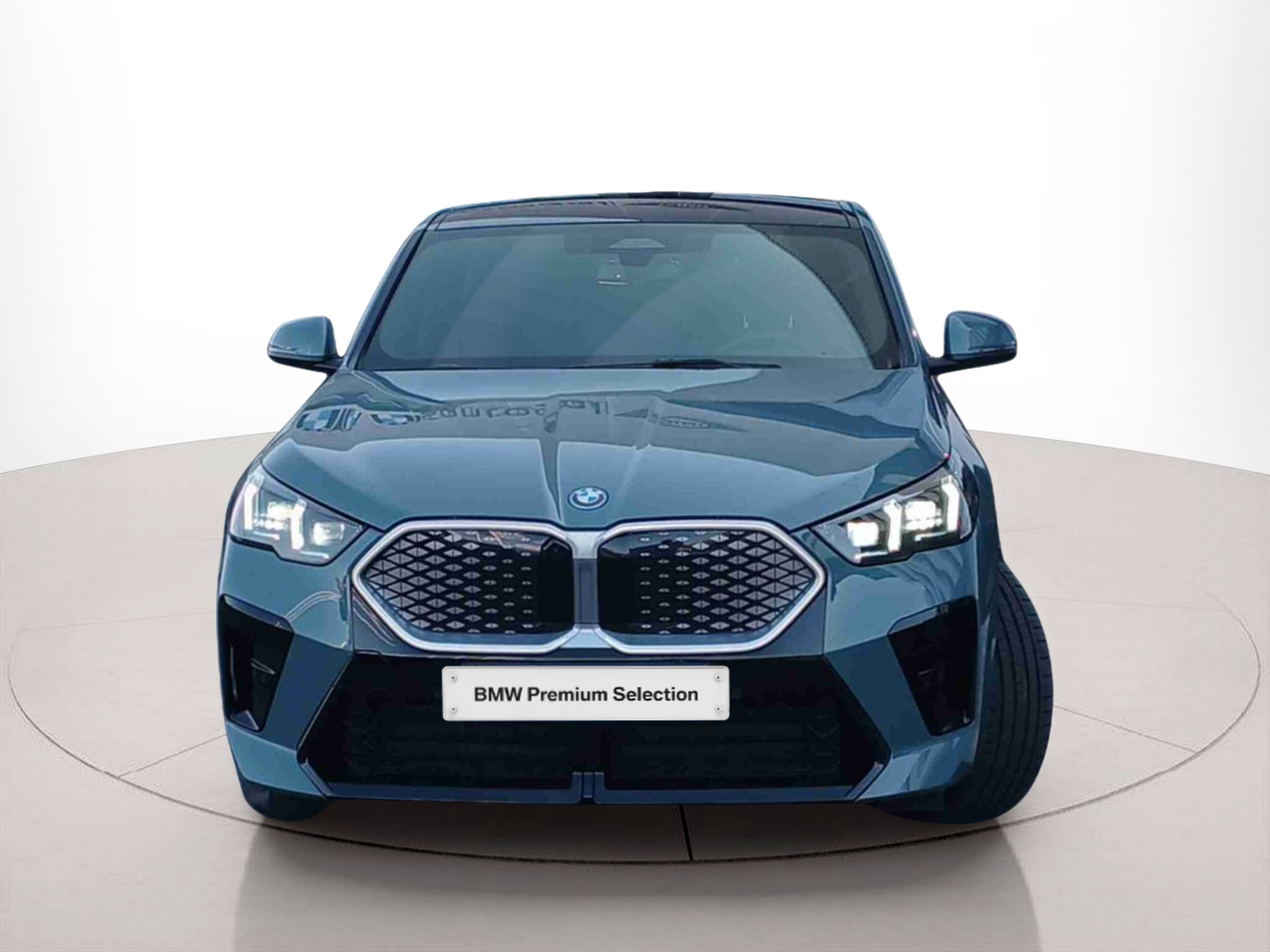 Fotos de BMW iX2 xDrive30 color Verde. Año 2025. 230KW(313CV). Elétrico. En concesionario Santogal Seixal de Seixal