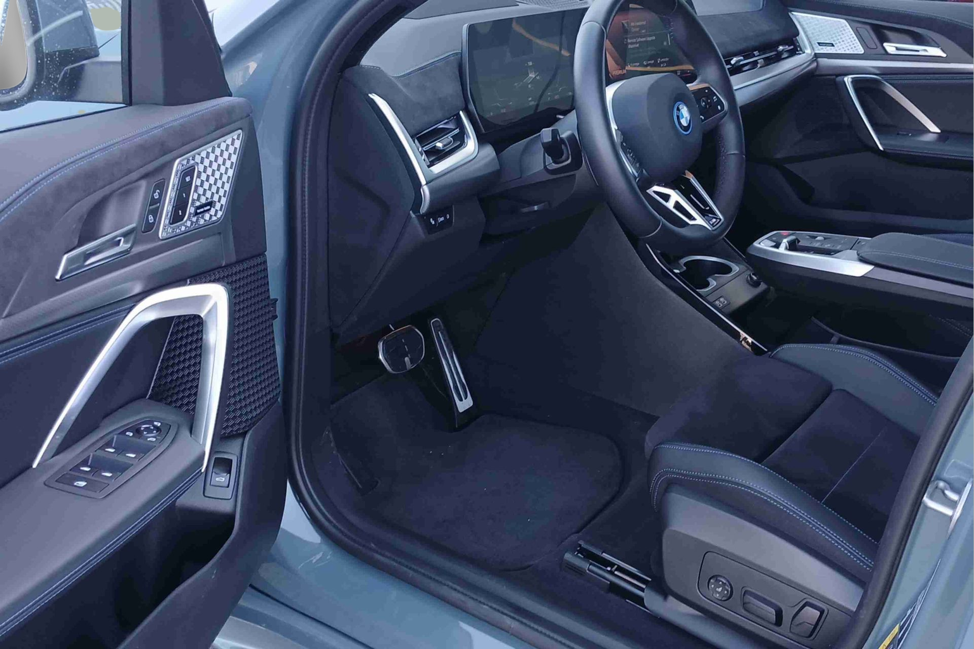 BMW iX2 xDrive30 color Verde. Año 2025. 230KW(313CV). Elétrico. En concesionario Santogal Seixal de Seixal