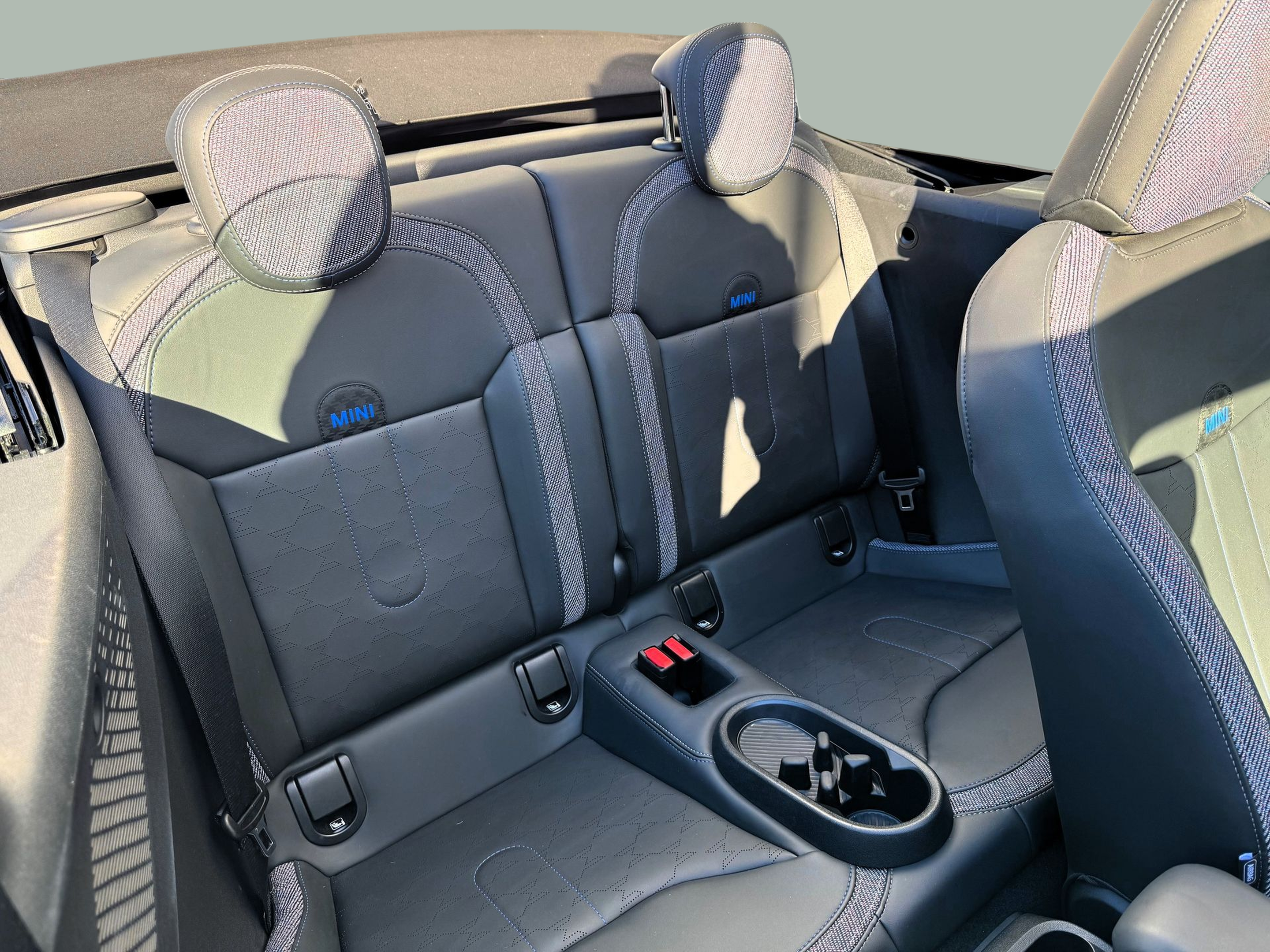 fotoG 8 del MINI MINI Cabrio Cooper C 120 kW (163 CV) 163cv Gasolina de 2025 em Oeiras