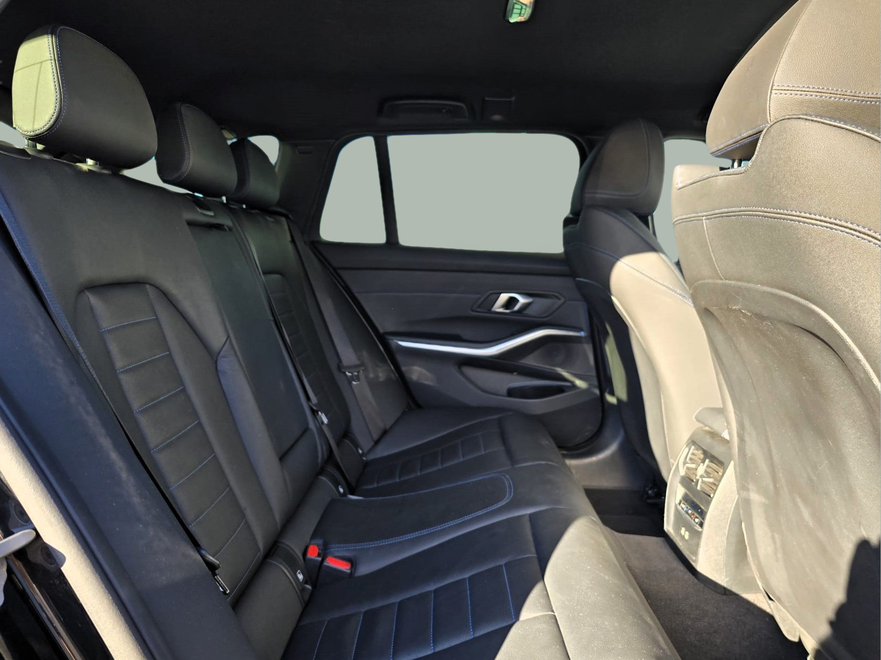 BMW Série 3 320d Touring color Negro. Año 2025. 140KW(190CV). Diesel. En concesionario Santogal Oeiras de Oeiras