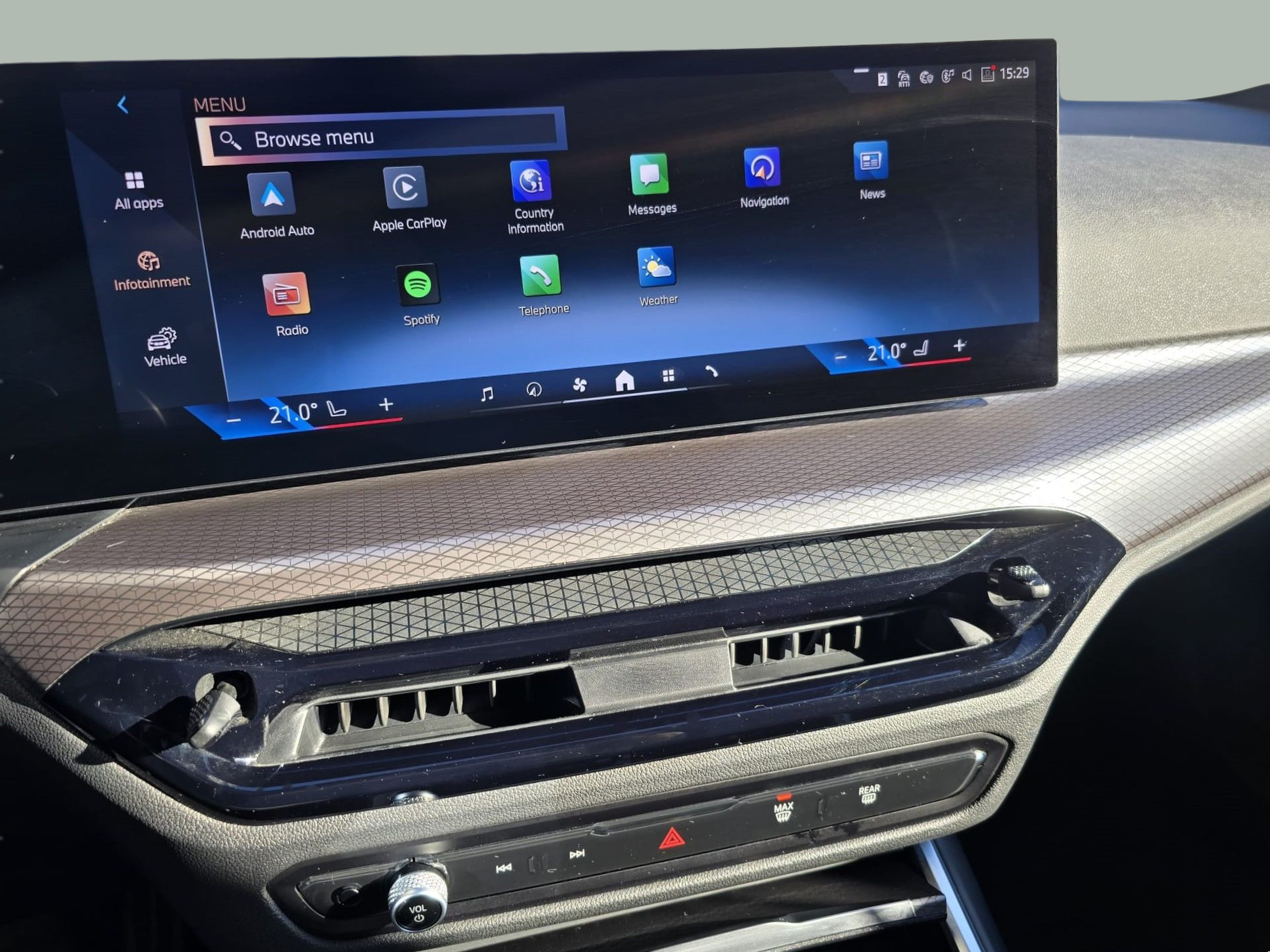 BMW Série 3 320d Touring color Negro. Año 2025. 140KW(190CV). Diesel. En concesionario Santogal Oeiras de Oeiras