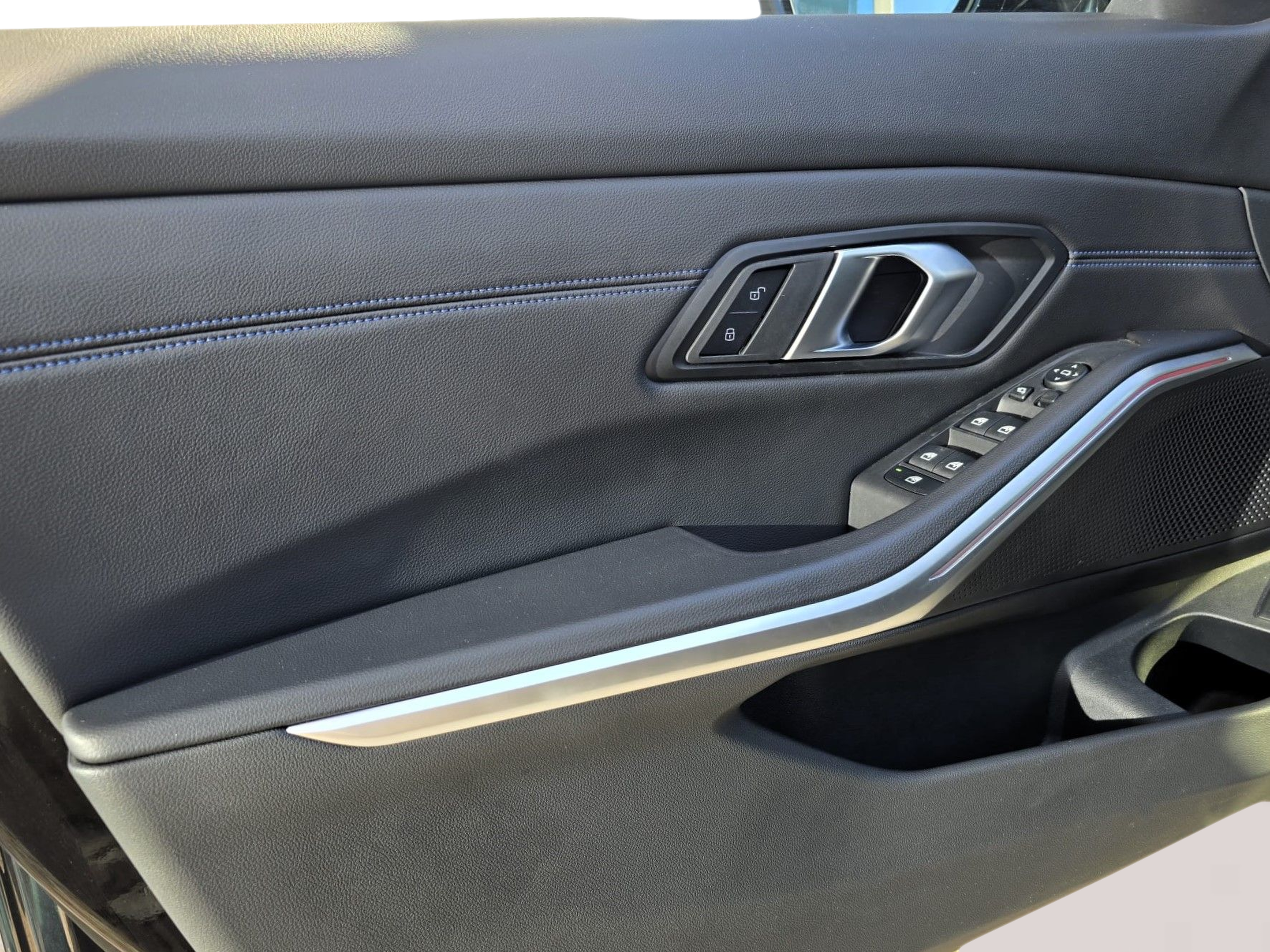 BMW Série 3 320d Touring color Negro. Año 2025. 140KW(190CV). Diesel. En concesionario Santogal Oeiras de Oeiras