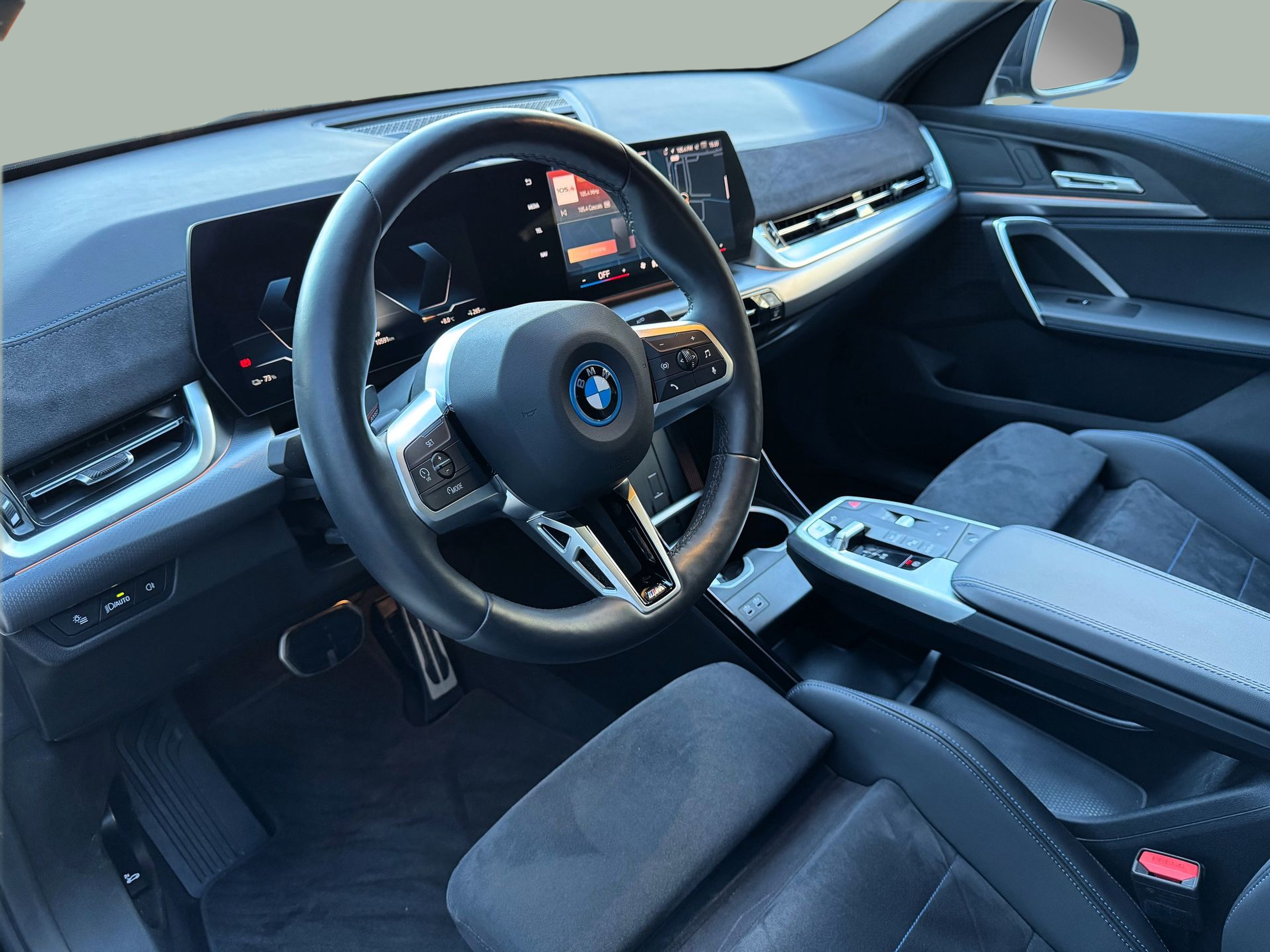 BMW iX2 eDrive20 color Negro. Año 2025. 150KW(204CV). Elétrico. En concesionario Santogal Oeiras de Oeiras