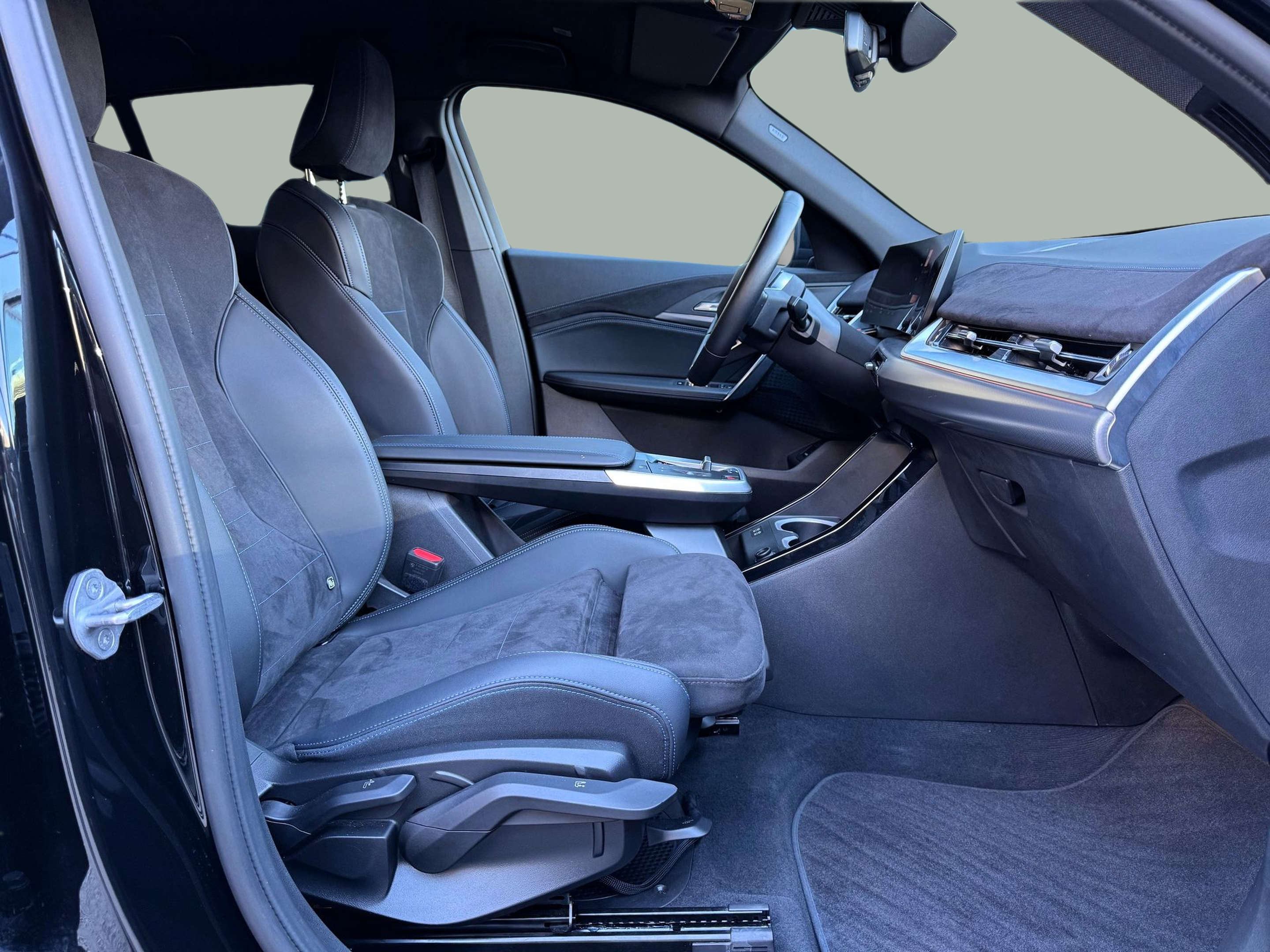 BMW iX2 eDrive20 color Negro. Año 2025. 150KW(204CV). Elétrico. En concesionario Santogal Oeiras de Oeiras