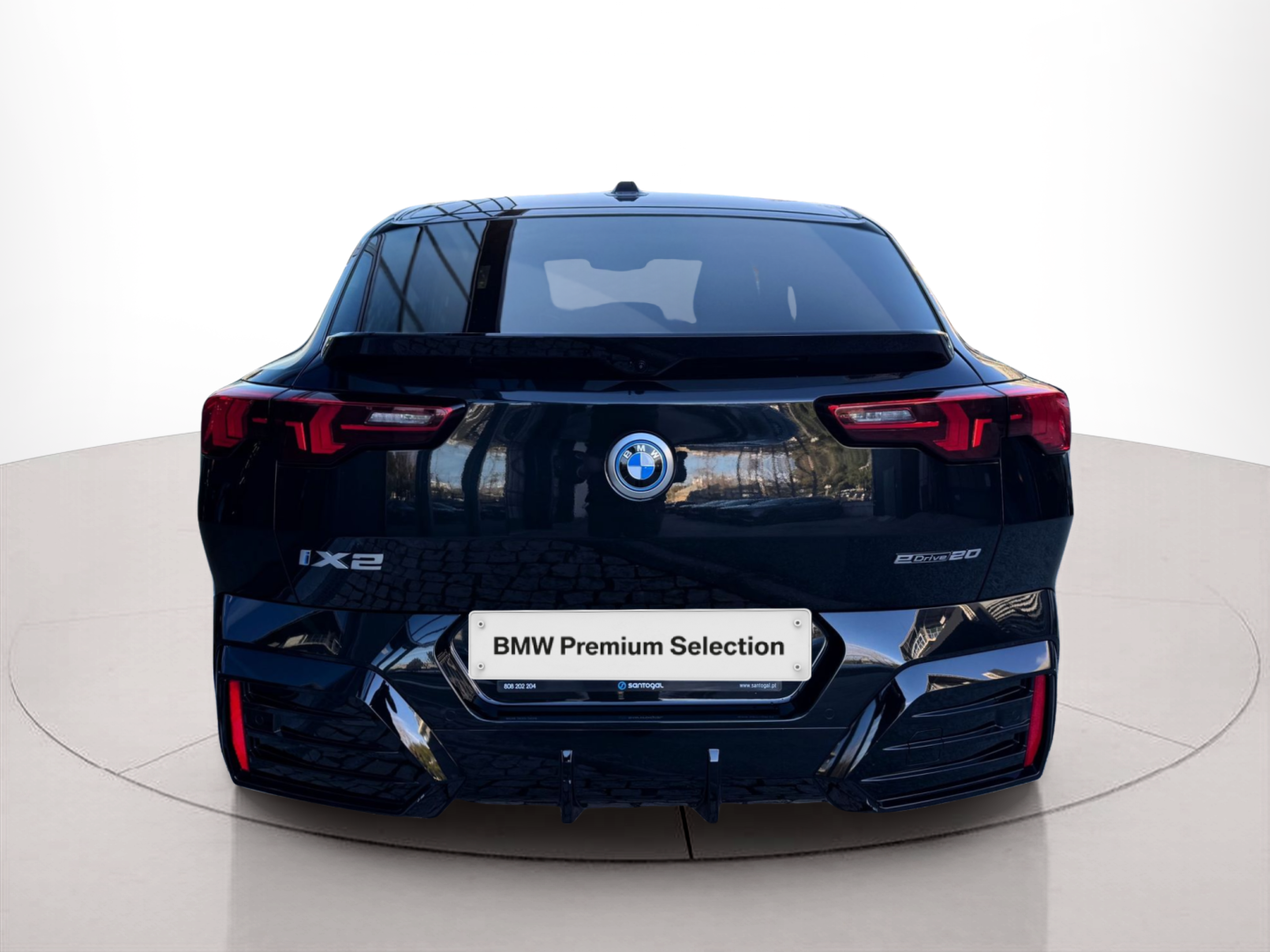 BMW iX2 eDrive20 color Negro. Año 2025. 150KW(204CV). Elétrico. En concesionario Santogal Oeiras de Oeiras