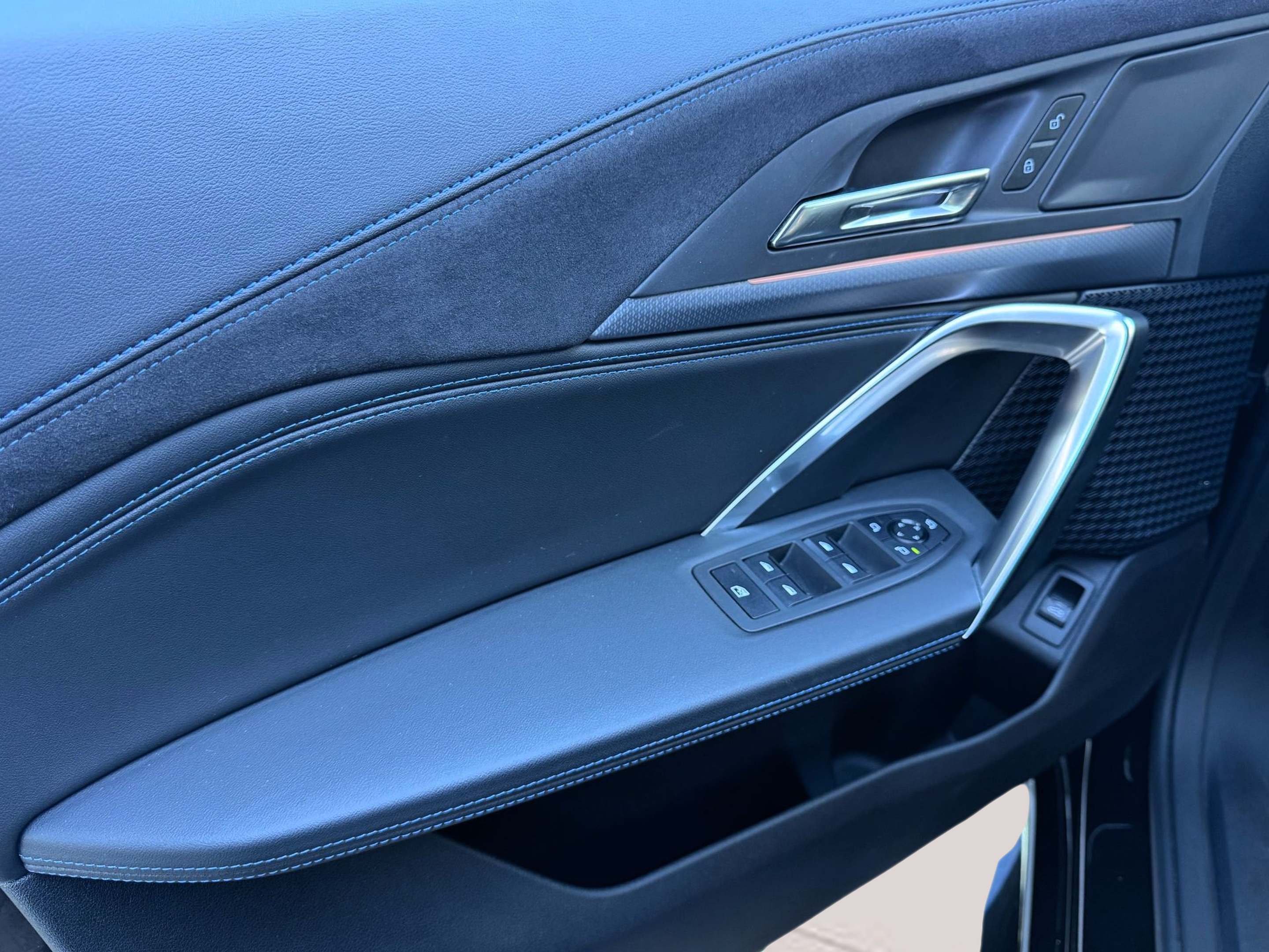 BMW iX2 eDrive20 color Negro. Año 2025. 150KW(204CV). Elétrico. En concesionario Santogal Oeiras de Oeiras