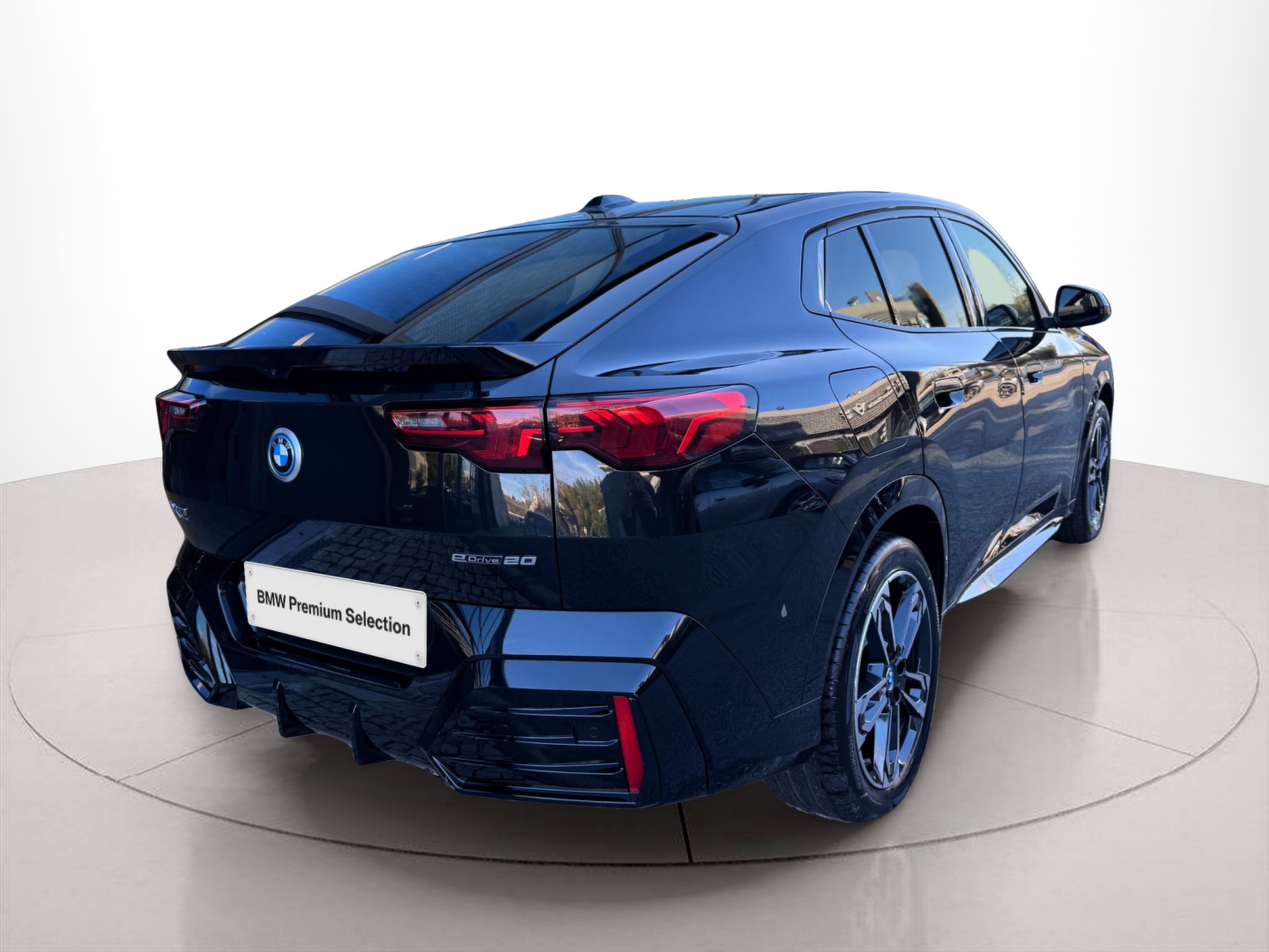 BMW iX2 eDrive20 color Negro. Año 2025. 150KW(204CV). Elétrico. En concesionario Santogal Oeiras de Oeiras