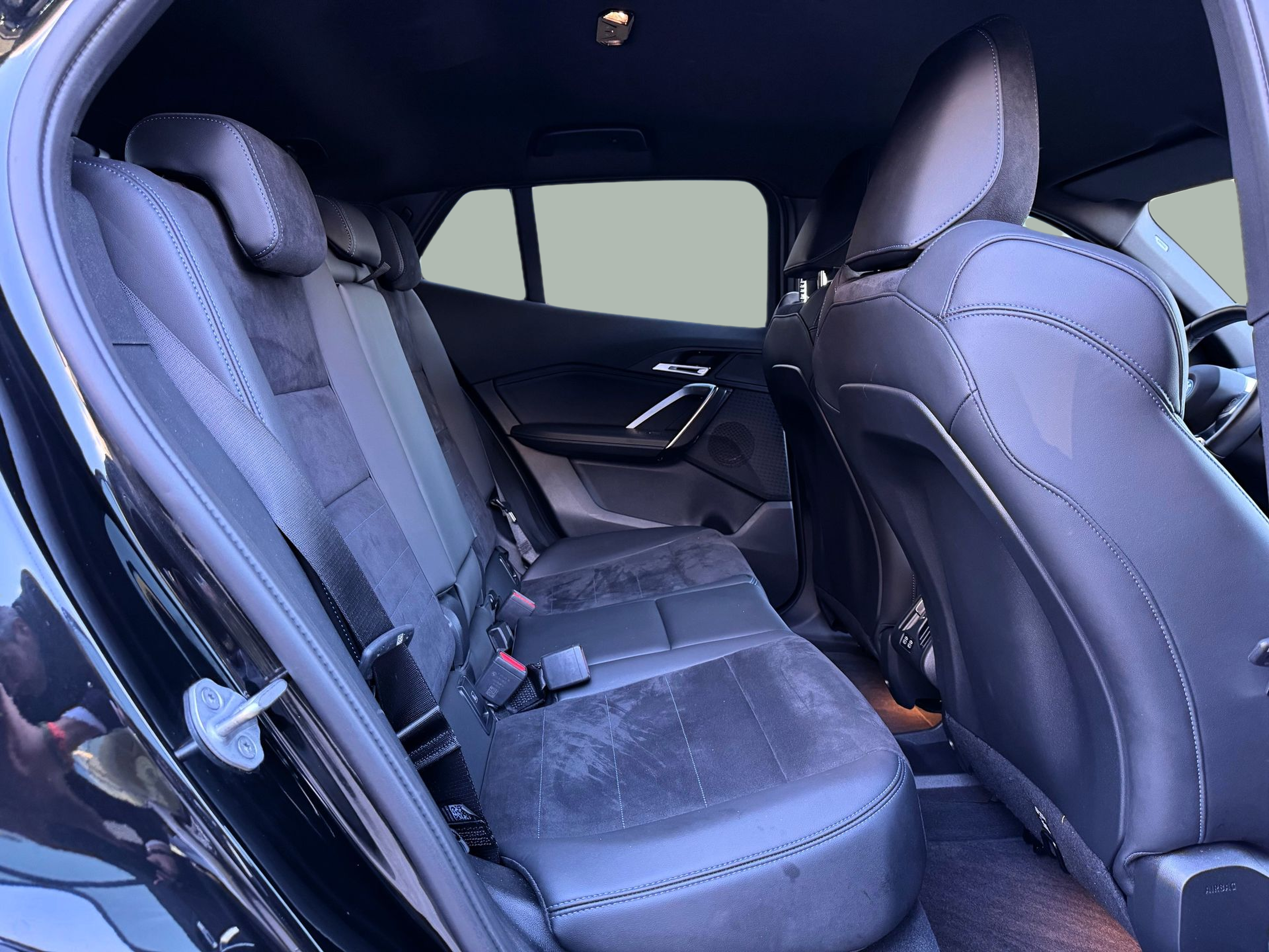 BMW iX2 eDrive20 color Negro. Año 2025. 150KW(204CV). Elétrico. En concesionario Santogal Oeiras de Oeiras