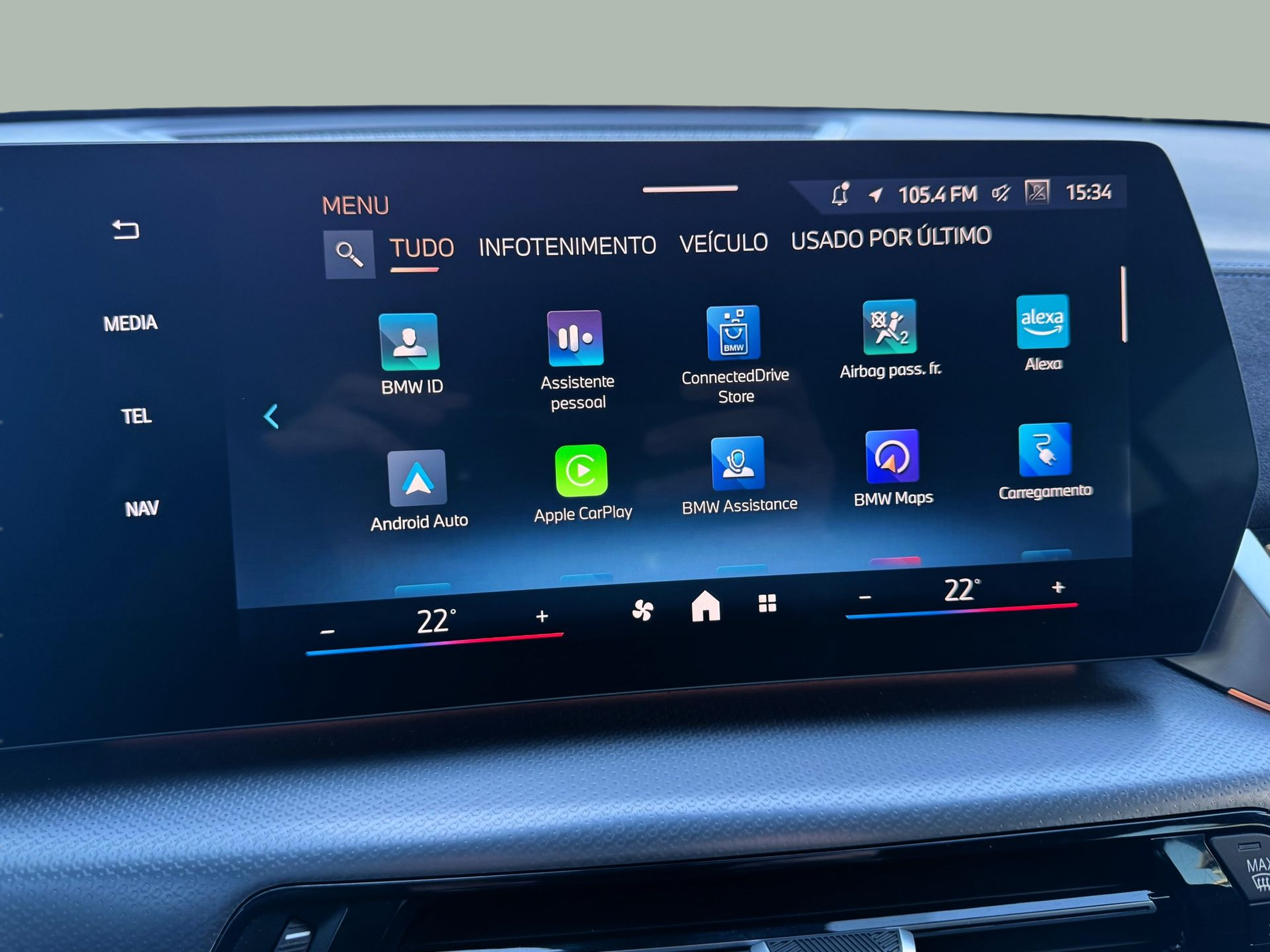 BMW iX2 eDrive20 color Negro. Año 2025. 150KW(204CV). Elétrico. En concesionario Santogal Oeiras de Oeiras