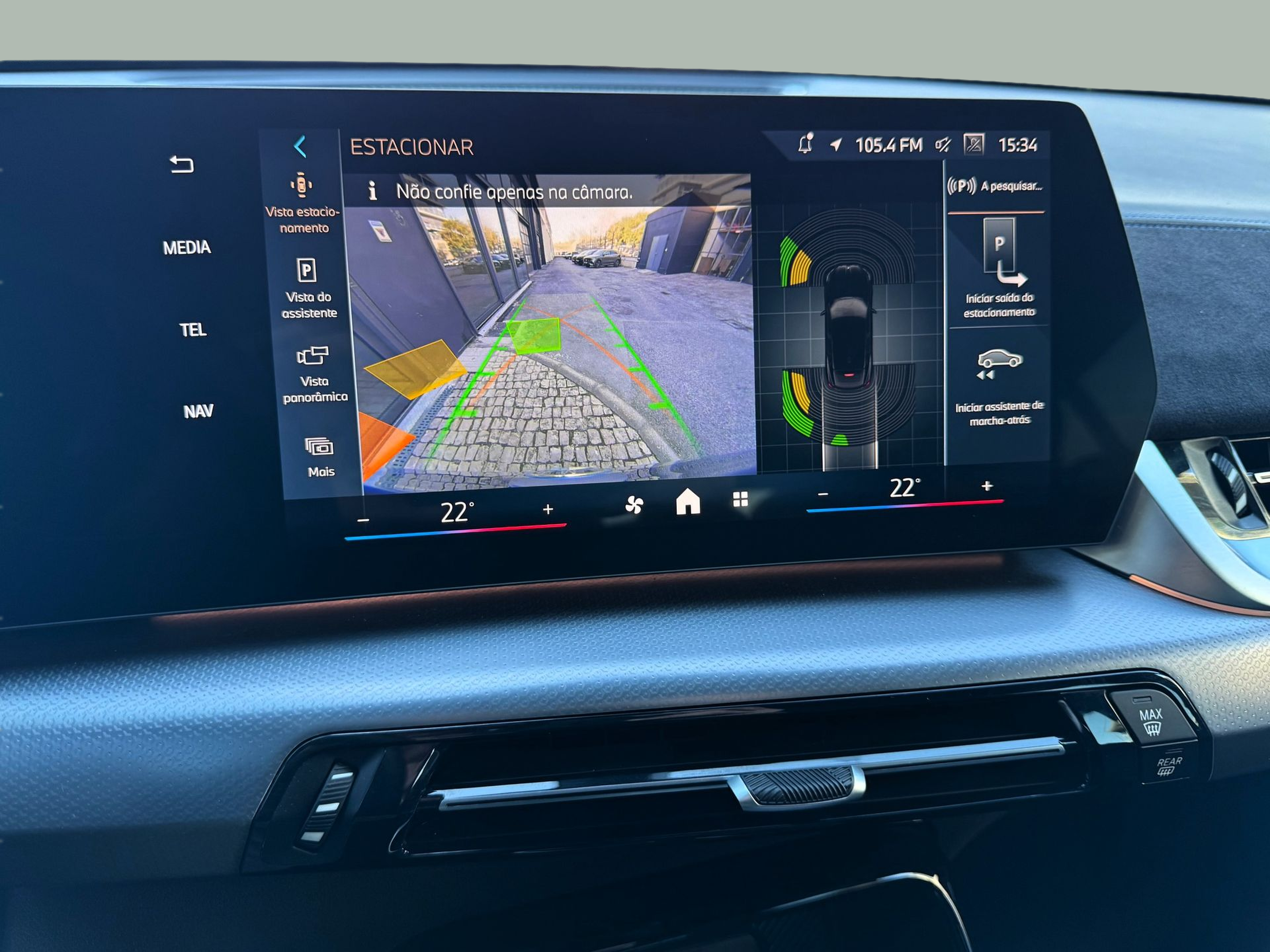 BMW iX2 eDrive20 color Negro. Año 2025. 150KW(204CV). Elétrico. En concesionario Santogal Oeiras de Oeiras