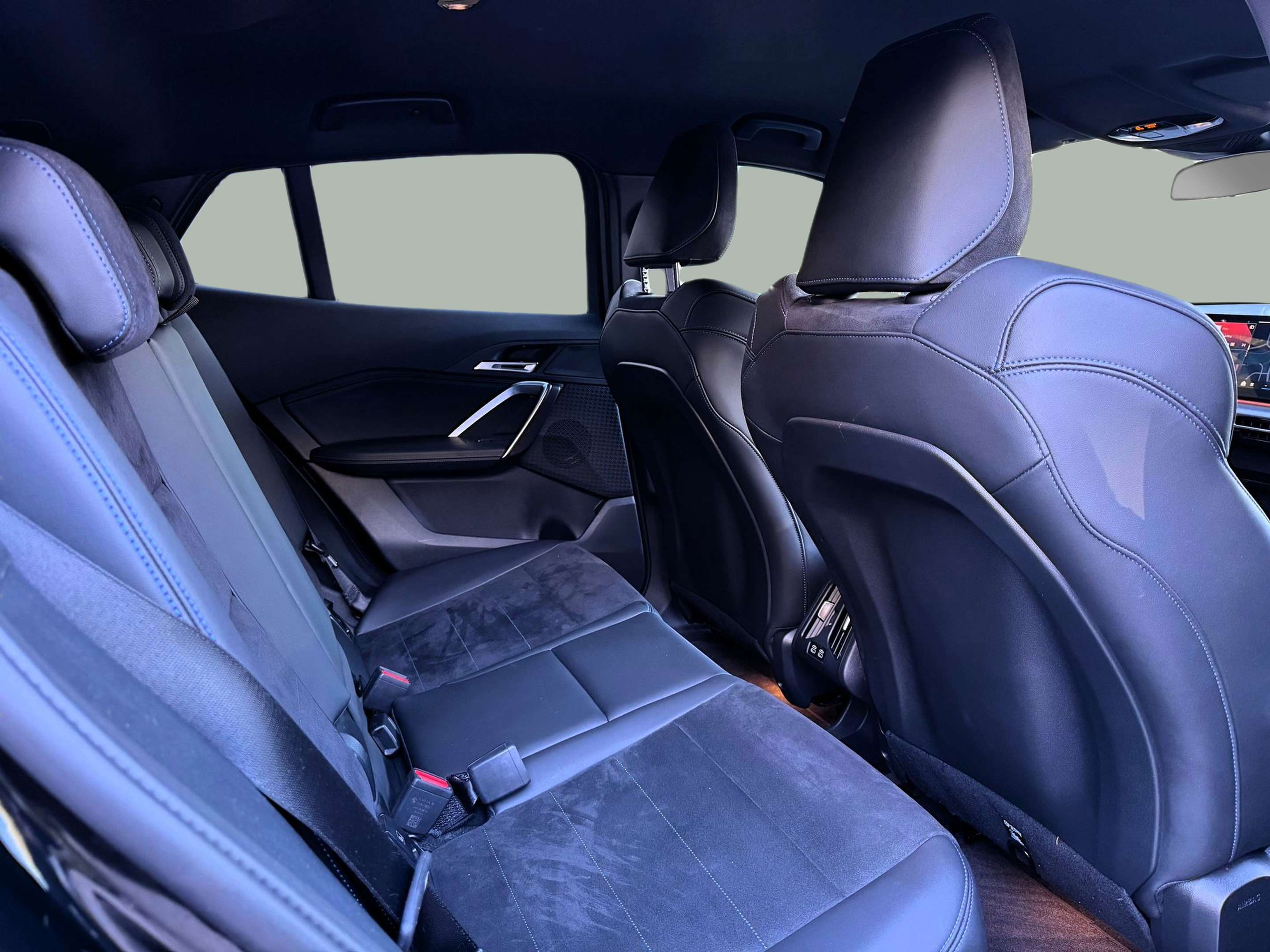 BMW iX2 eDrive20 color Negro. Año 2025. 150KW(204CV). Elétrico. En concesionario Santogal Oeiras de Oeiras