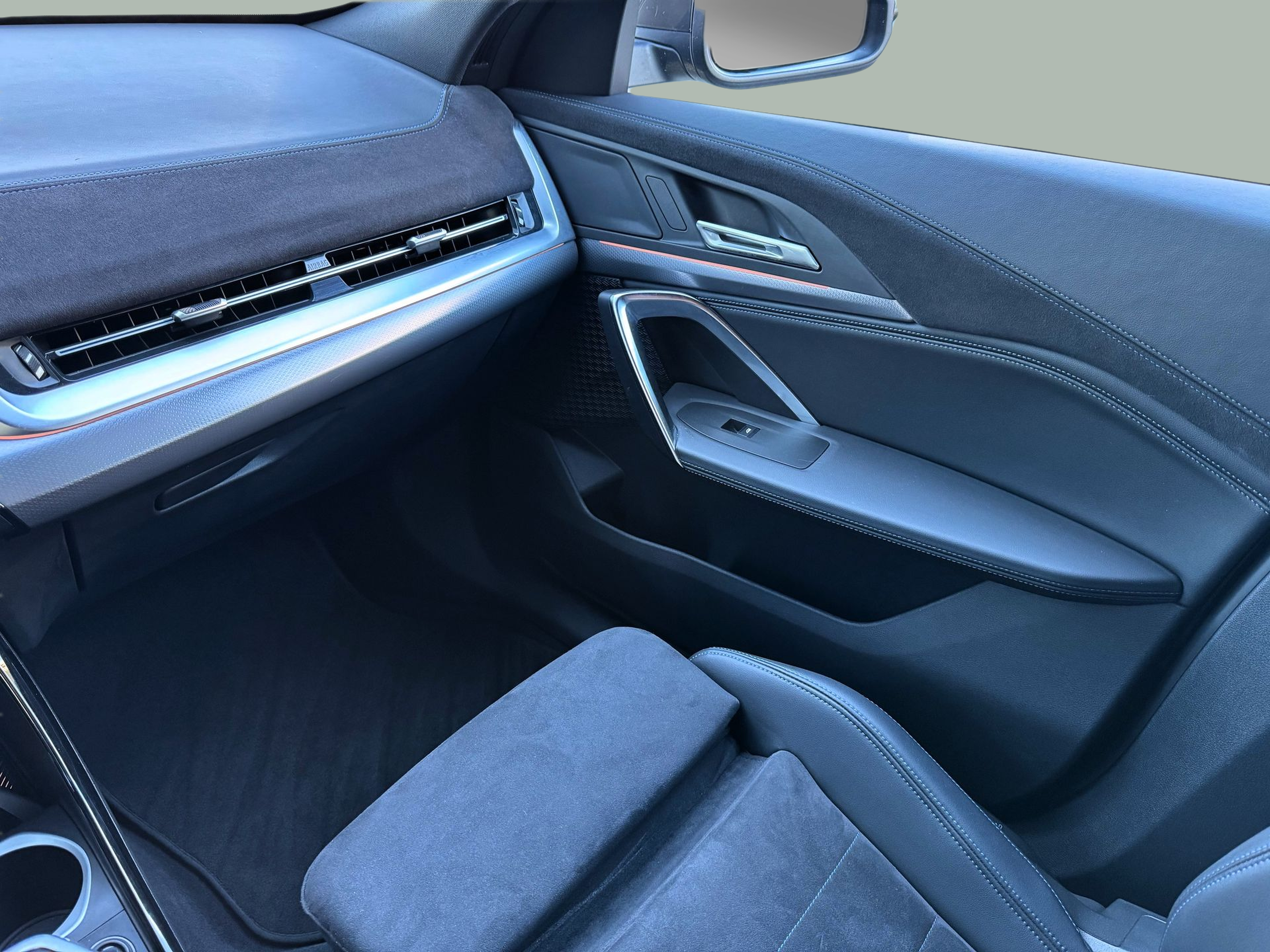 BMW iX2 eDrive20 color Negro. Año 2025. 150KW(204CV). Elétrico. En concesionario Santogal Oeiras de Oeiras