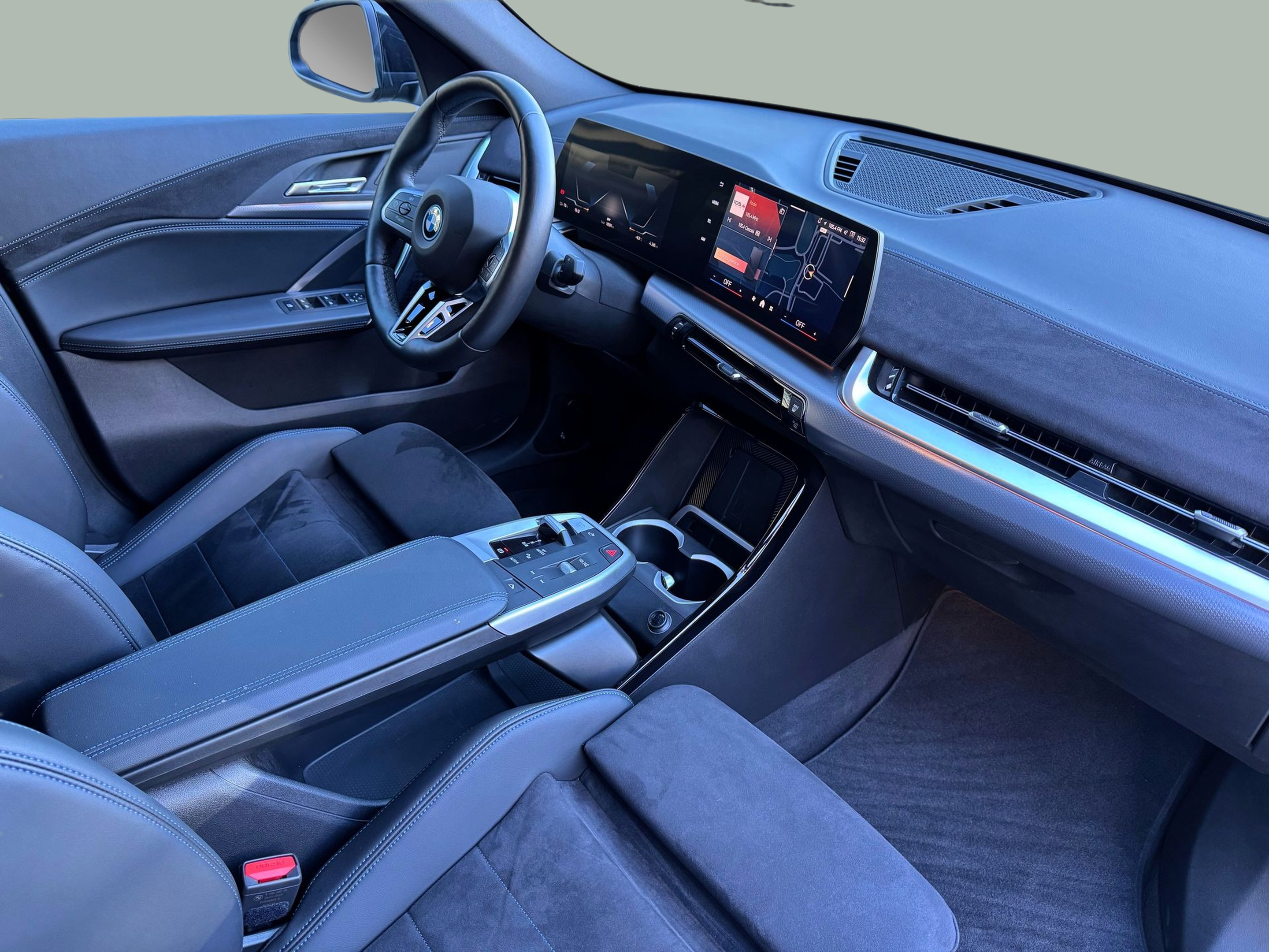 BMW iX2 eDrive20 color Negro. Año 2025. 150KW(204CV). Elétrico. En concesionario Santogal Oeiras de Oeiras